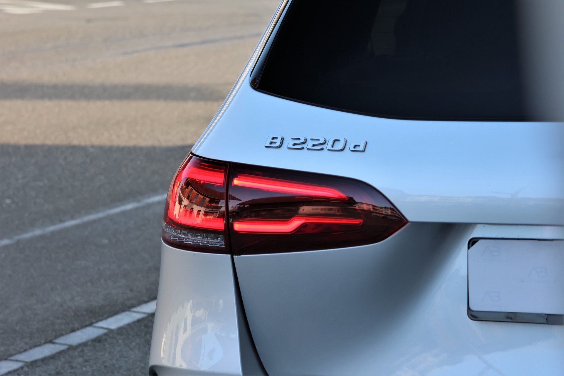 MERCEDES-BENZ B 220 d AMG Line 8G-DCT (CH)-image-4