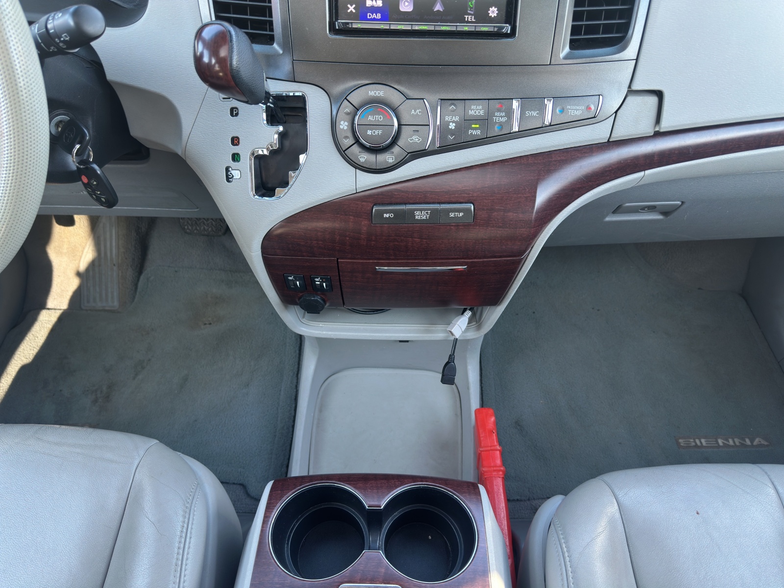 TOYOTA XLE Sienna AWD-image-12