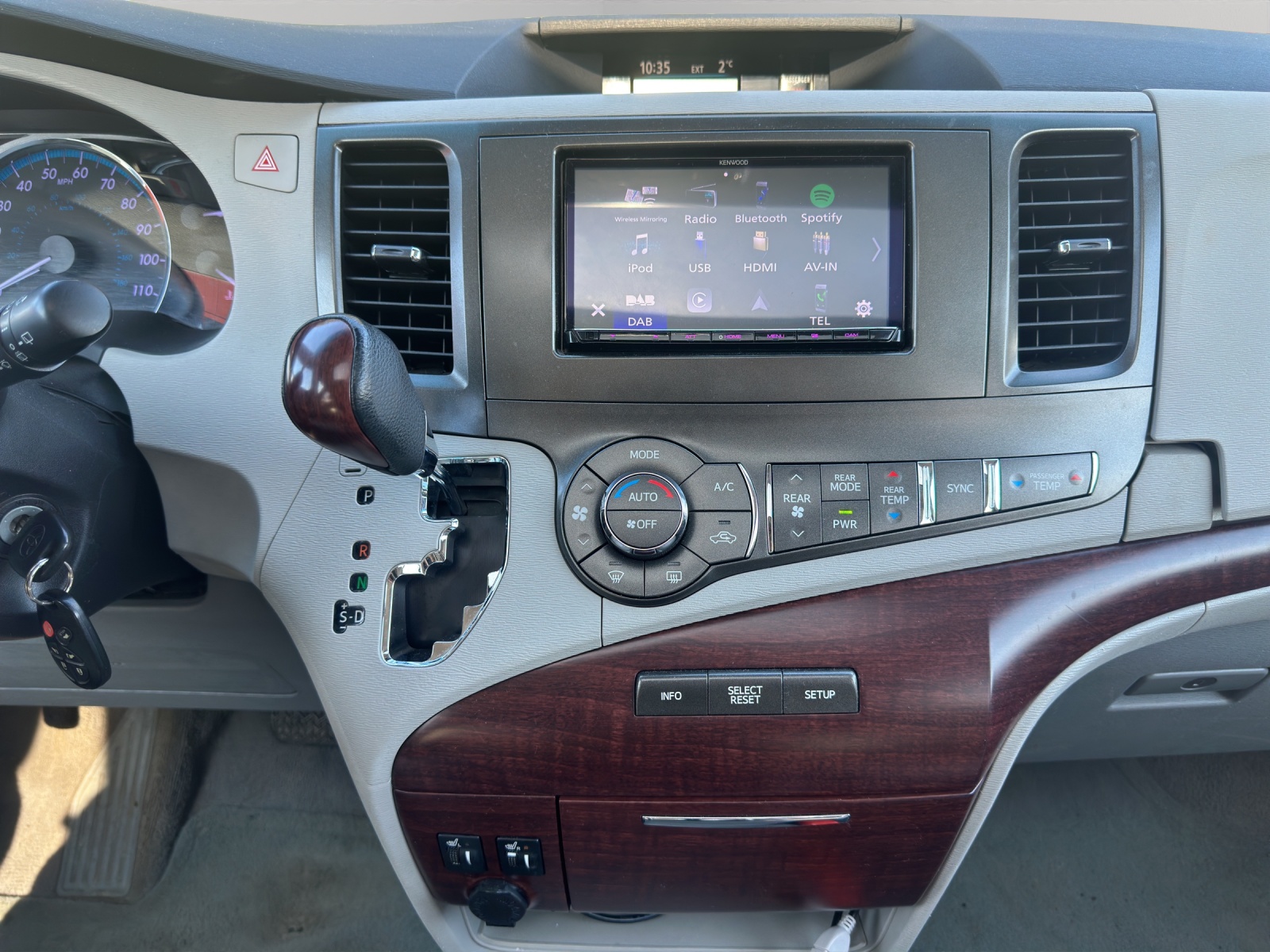TOYOTA XLE Sienna AWD-image-14