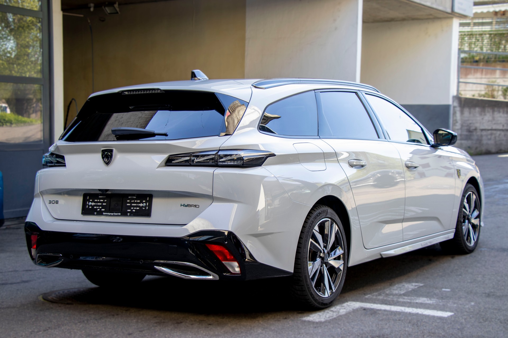 PEUGEOT 308 SW 1.6 PHEV 180 GT-image-2
