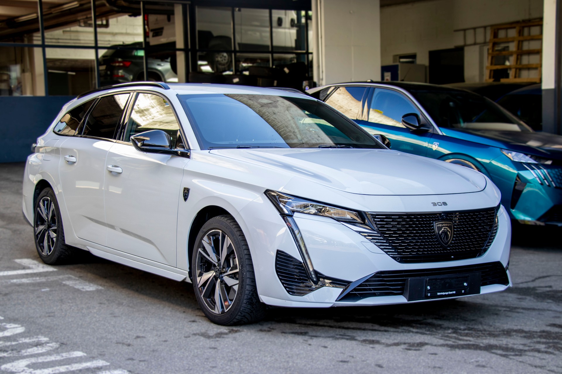PEUGEOT 308 SW 1.6 PHEV 180 GT-image-3