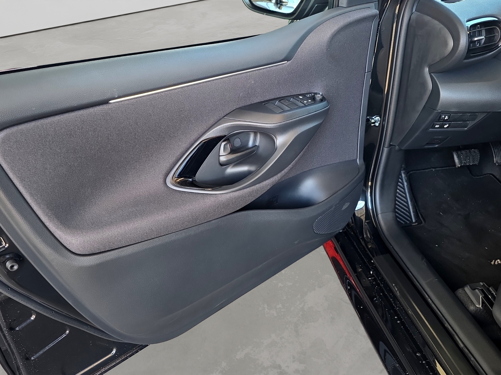 TOYOTA Yaris 1.5 VVT-i HSD Premium-image-11