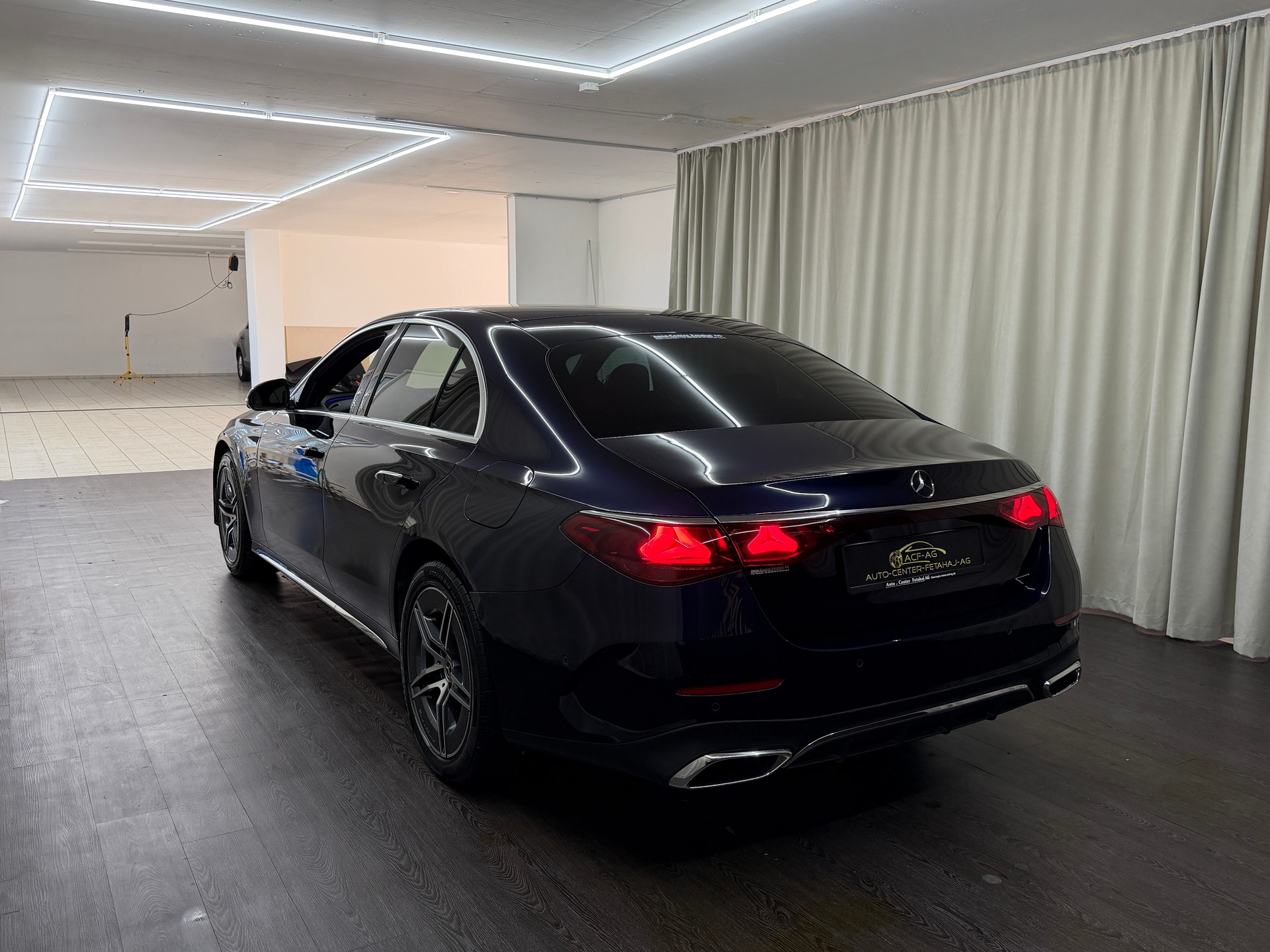 MERCEDES-BENZ E 300 e 4Matic 9G-Tronic-image-5