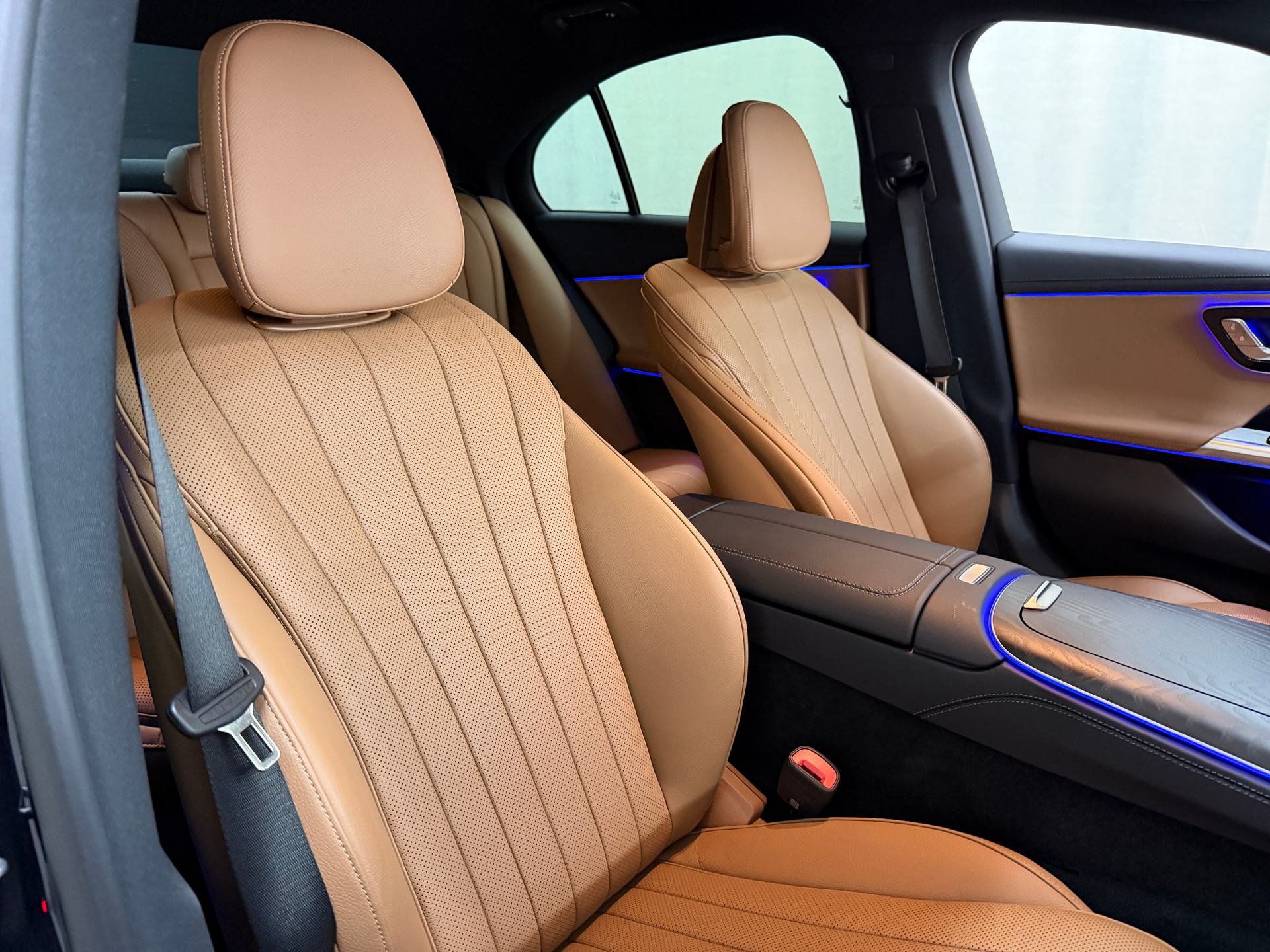 MERCEDES-BENZ E 300 e 4Matic 9G-Tronic-image-13