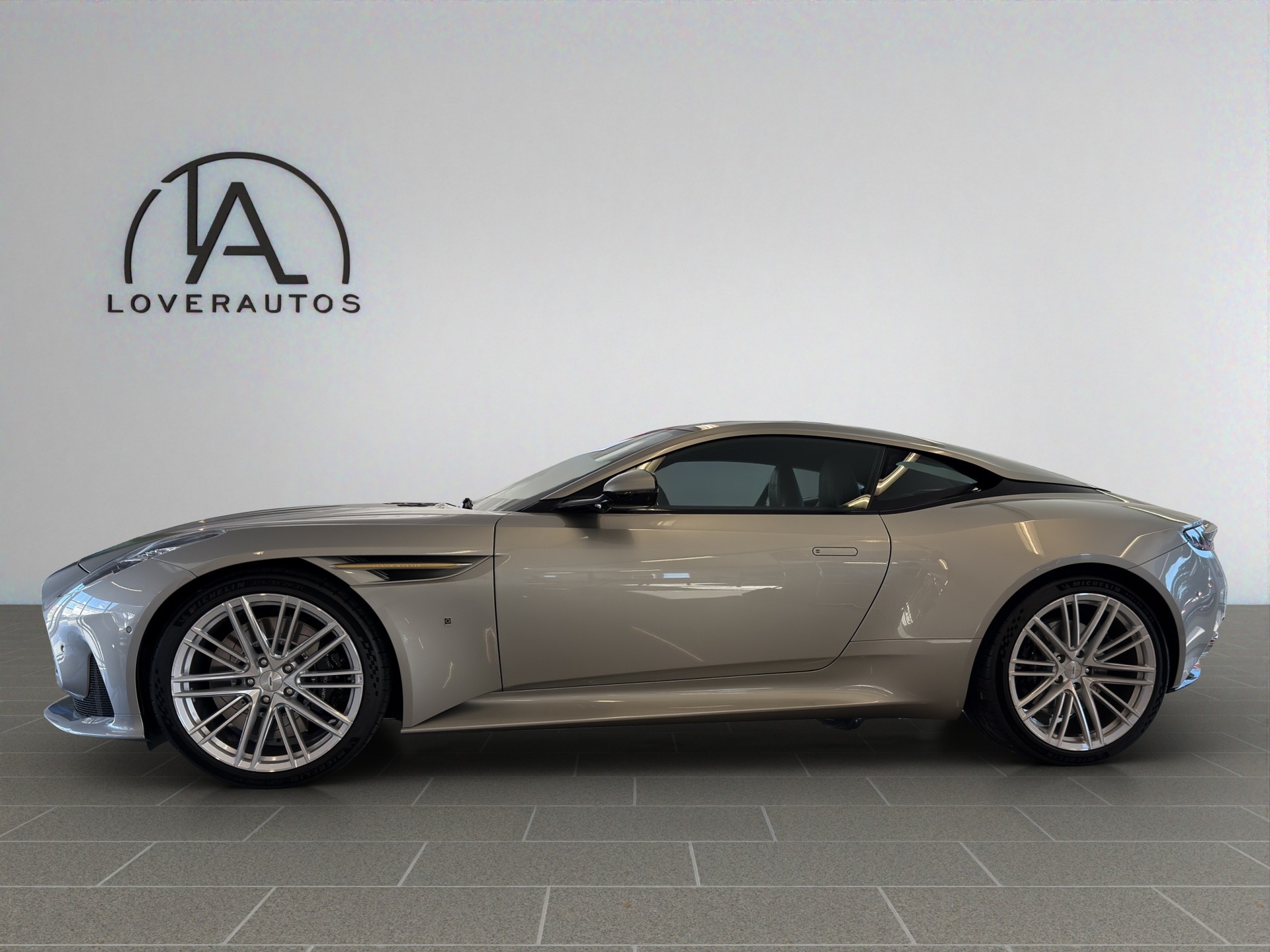 ASTON MARTIN DB12 4.0 V8 Bi-Turbo "1 of 60 Goldfinger Edition"-image-5