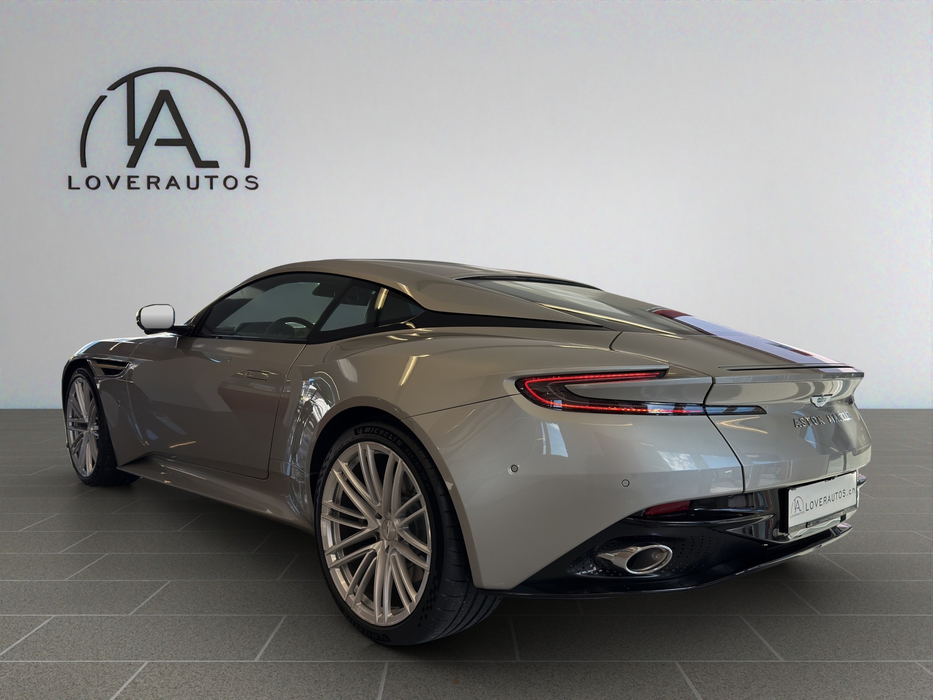 ASTON MARTIN DB12 4.0 V8 Bi-Turbo "1 of 60 Goldfinger Edition"-image-4