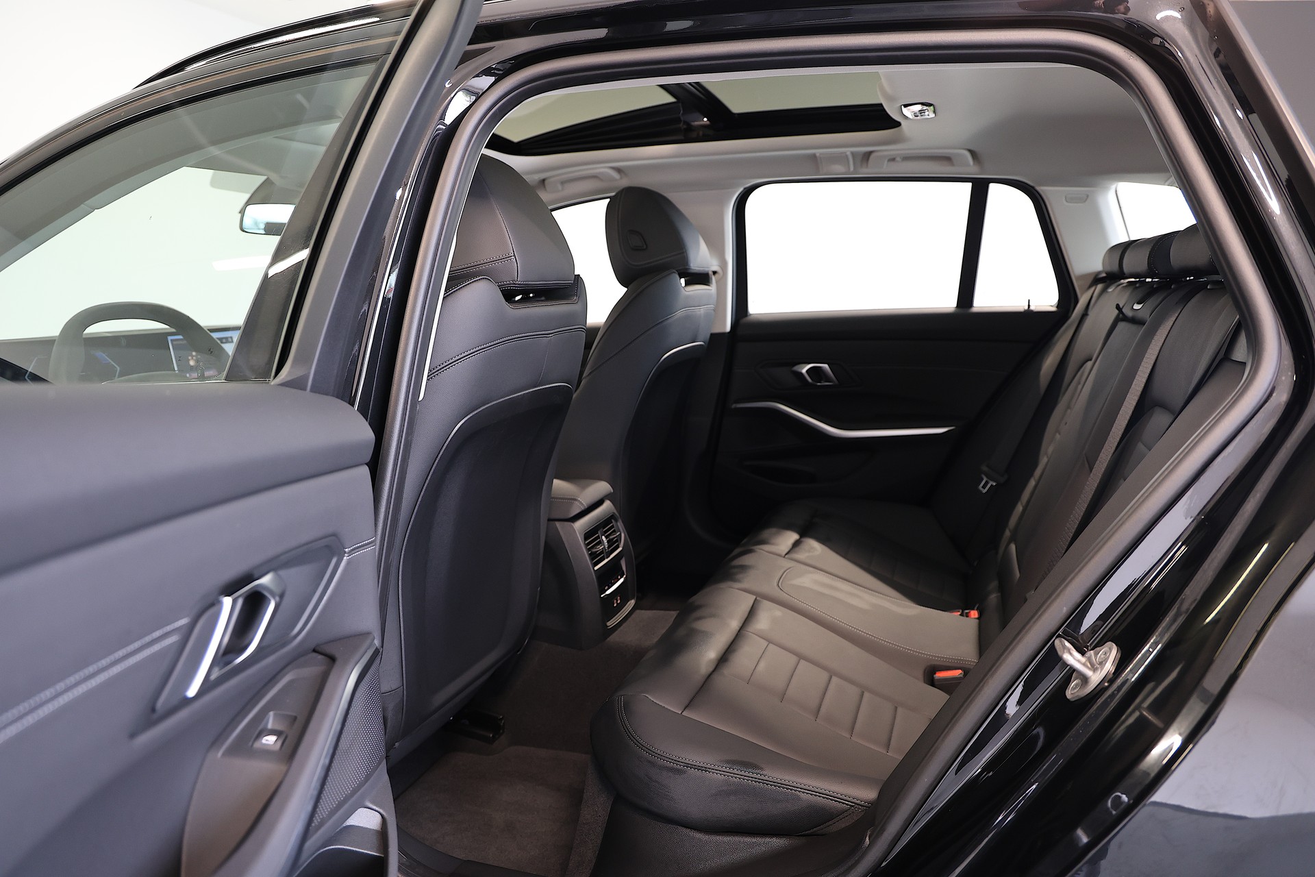 BMW 320d xDrive 48V Touring Steptronic-image-14