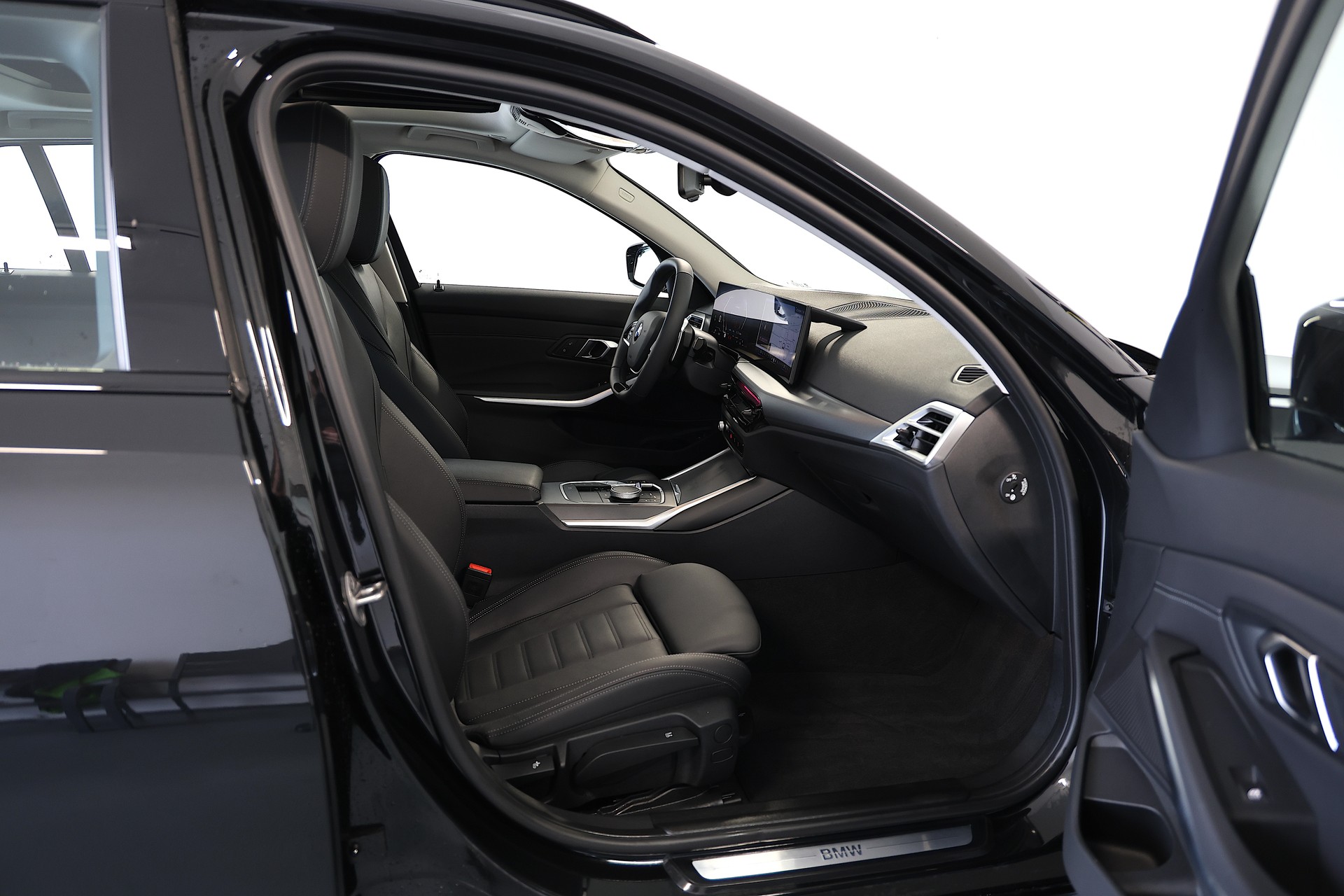 BMW 320d xDrive 48V Touring Steptronic-image-11