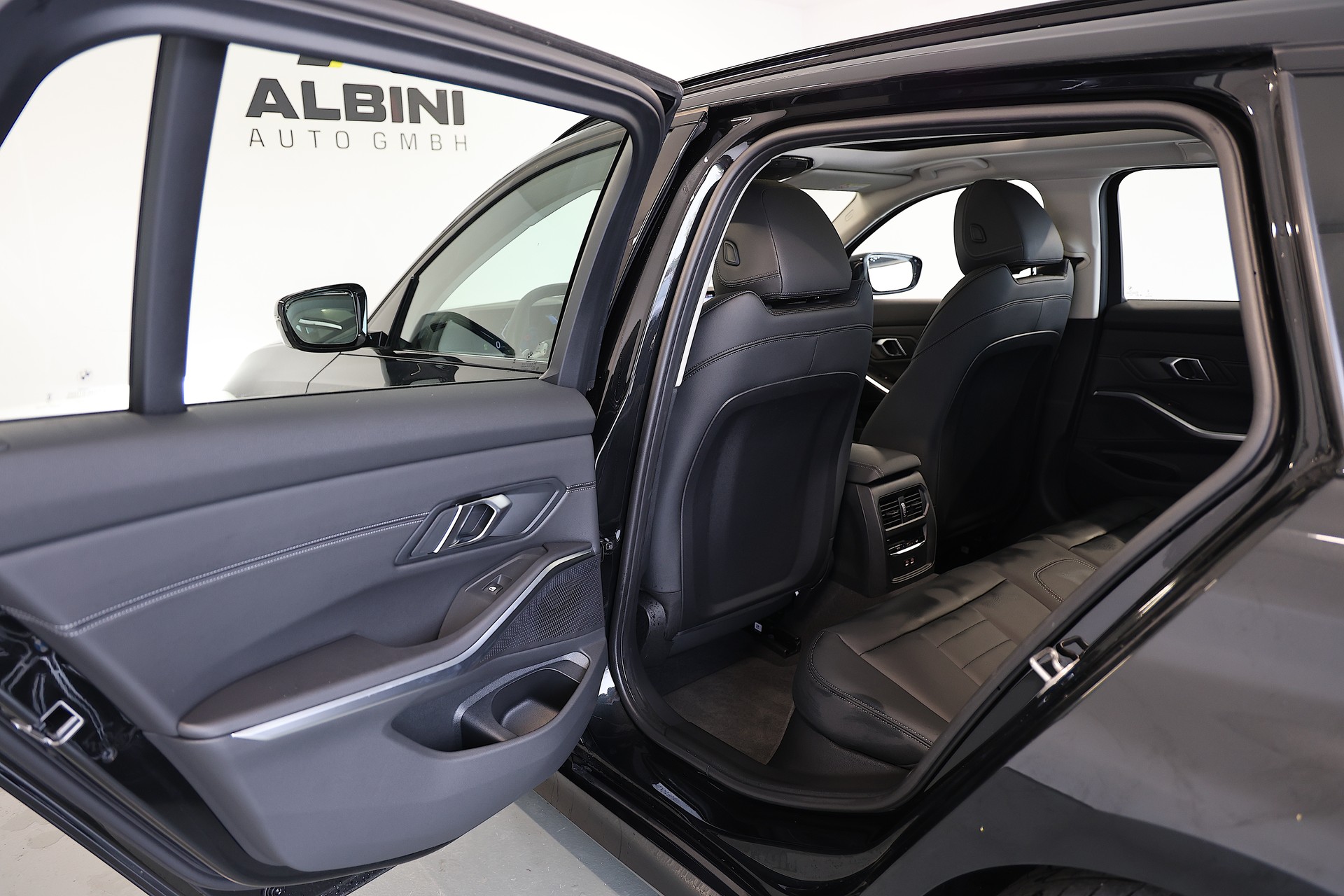 BMW 320d xDrive 48V Touring Steptronic-image-13