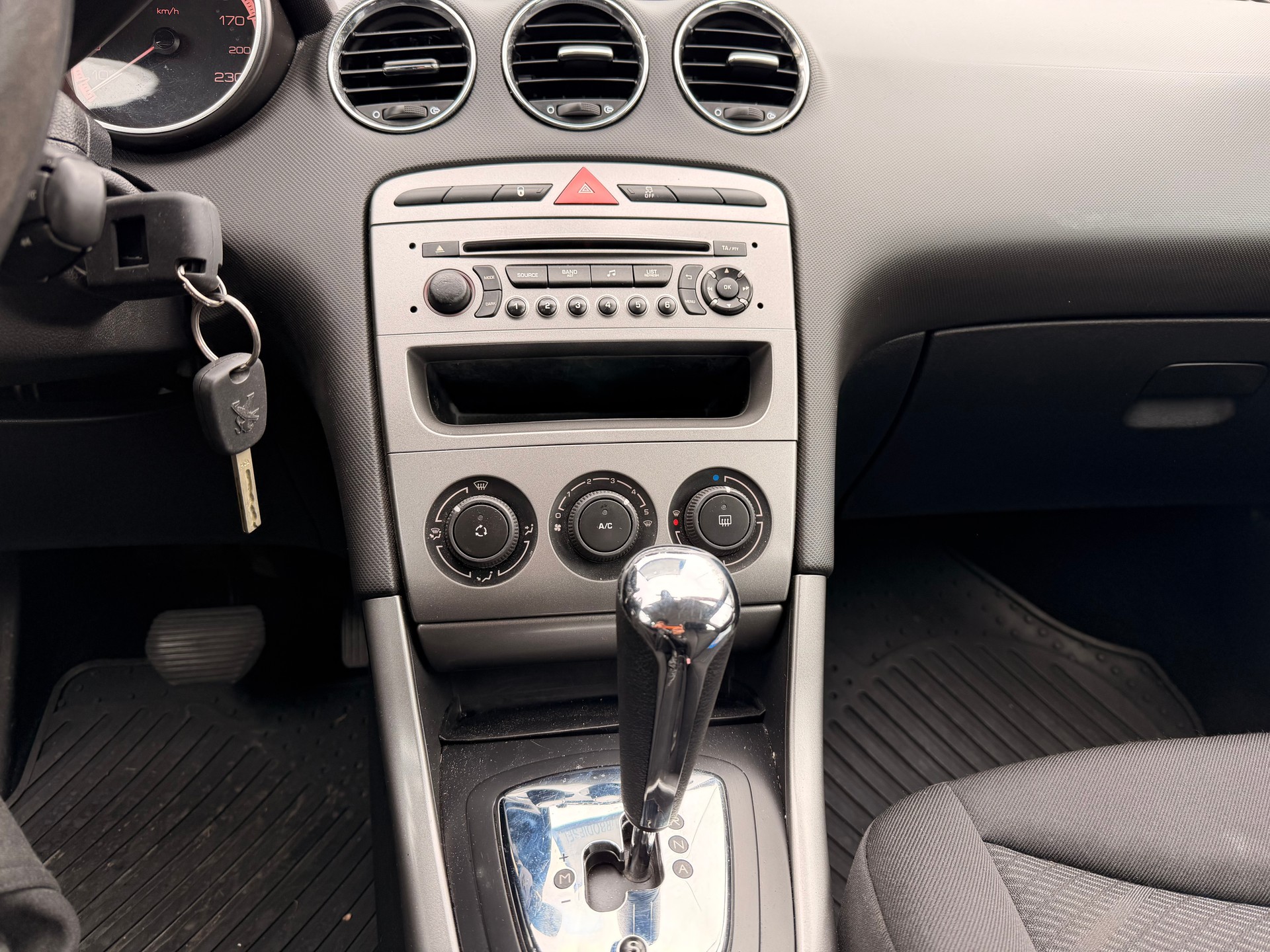 PEUGEOT 308 SW 1.6 HDI Allure EGS6-image-24