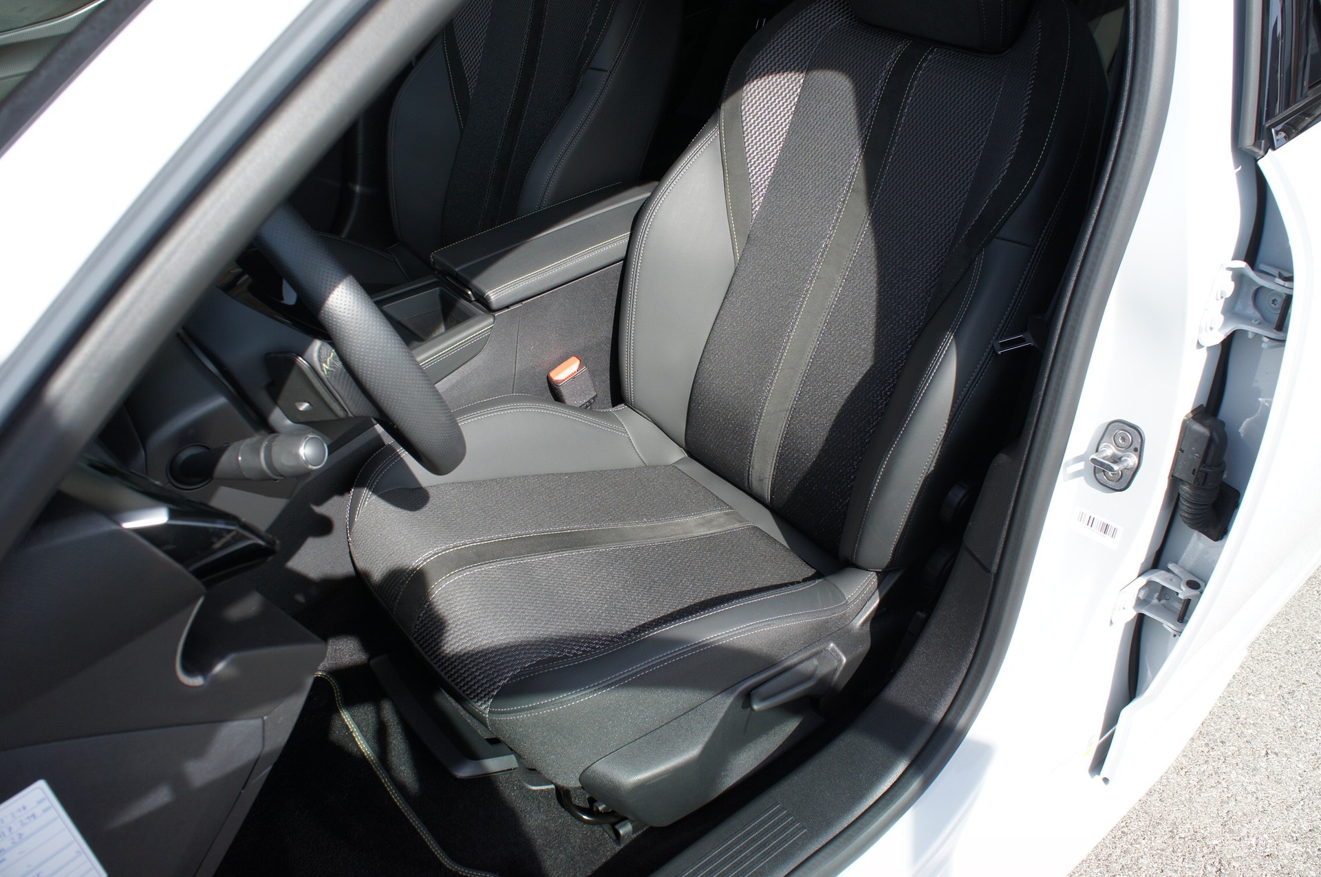 PEUGEOT 308 1.2 HEV 145 GT-image-13