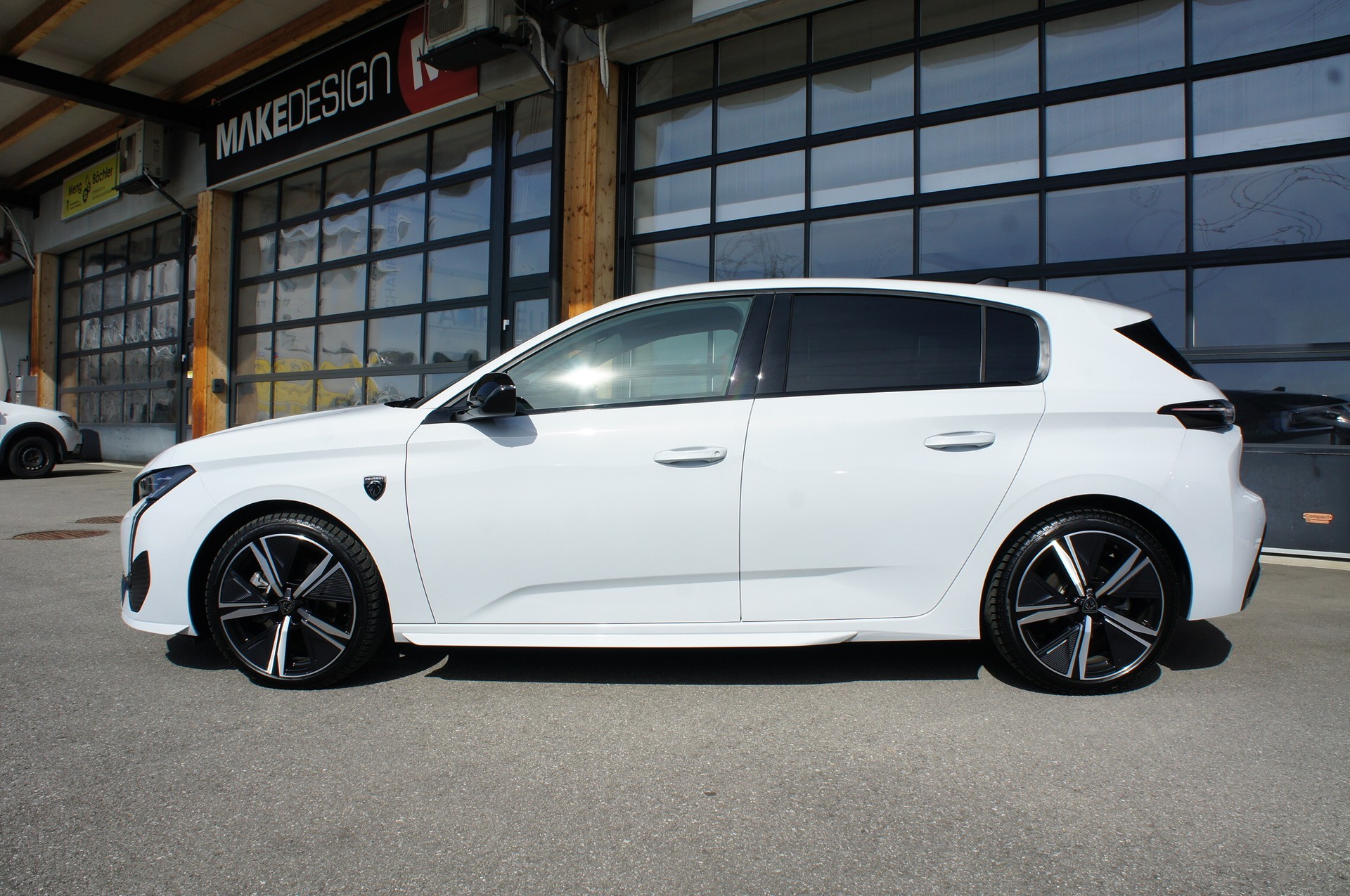 PEUGEOT 308 1.2 HEV 145 GT-showroom-element-1