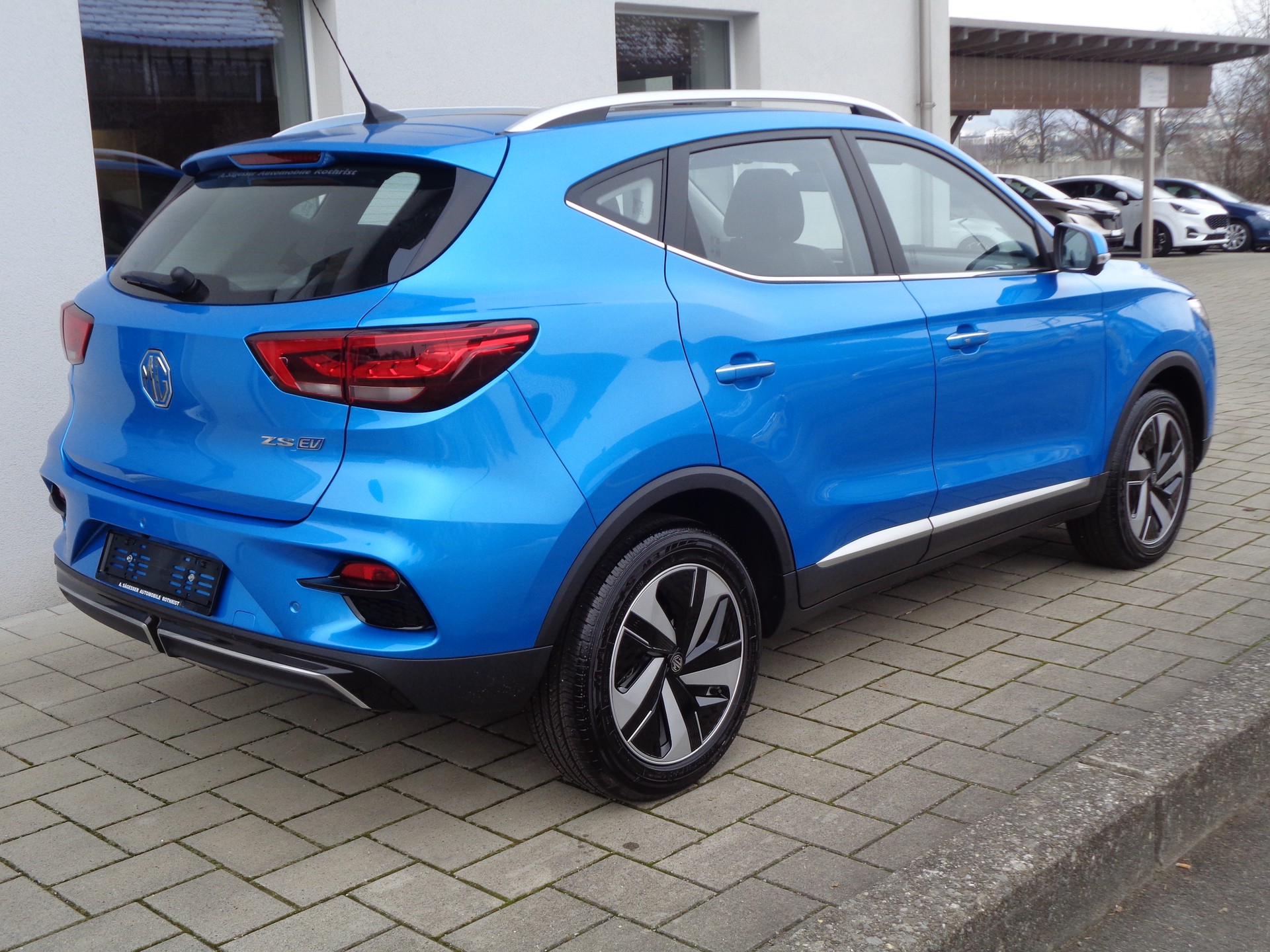 MG ZS EV 70kWh Luxury-showroom-element-1