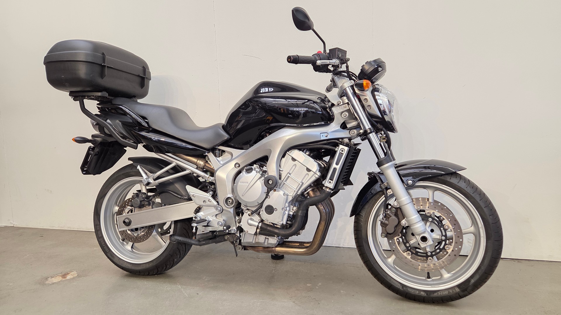 YAMAHA FZ6 N-showroom-element-2