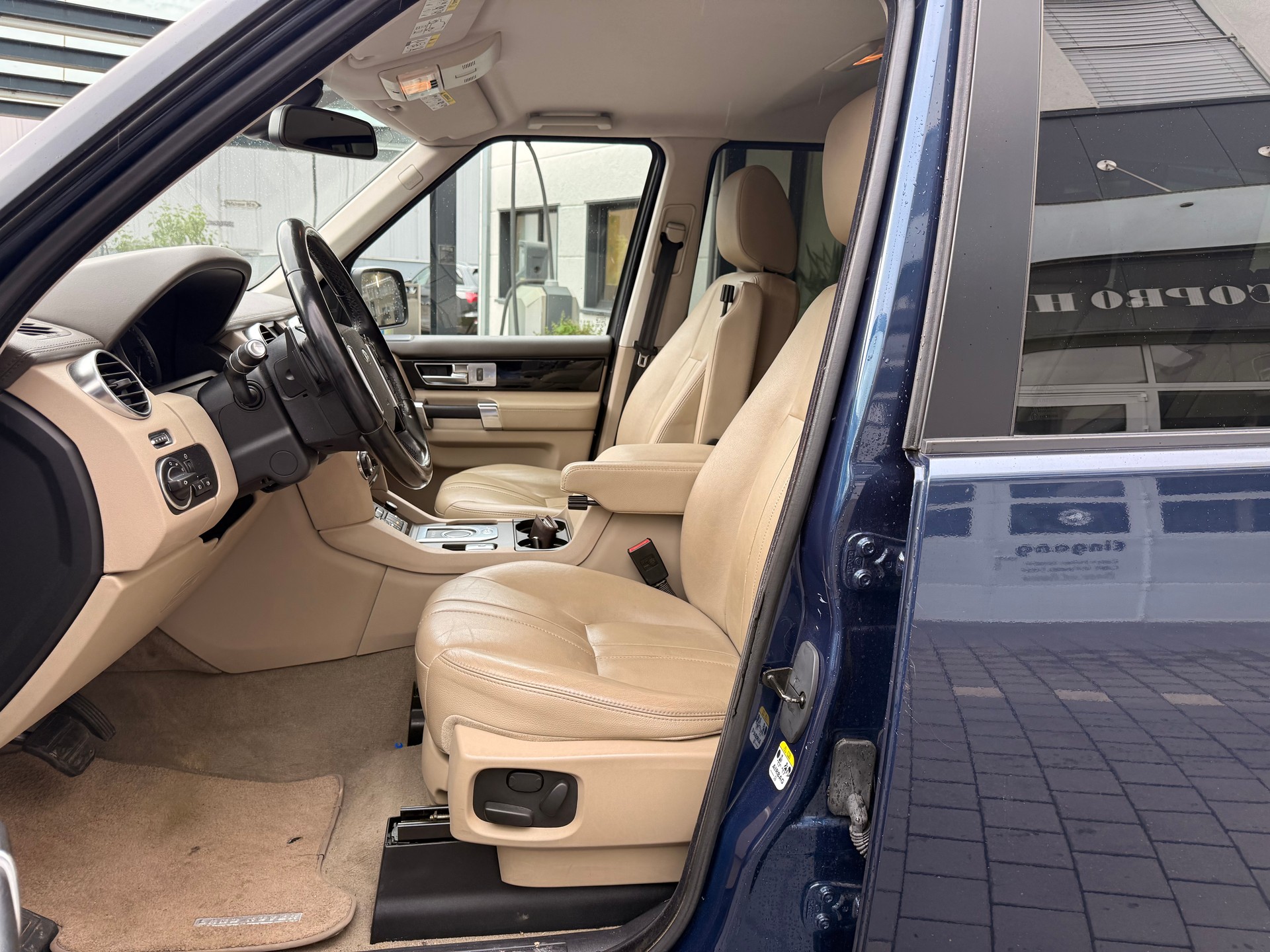 LAND ROVER Discovery 3.0 SDV6 HSE Automatic-image-10