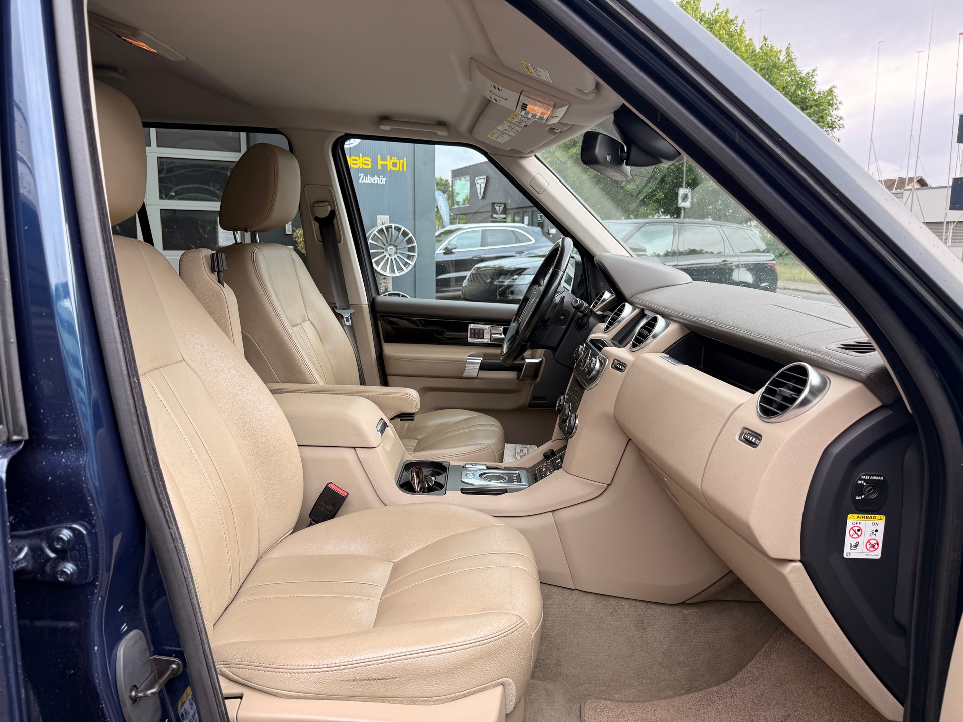 LAND ROVER Discovery 3.0 SDV6 HSE Automatic-image-12