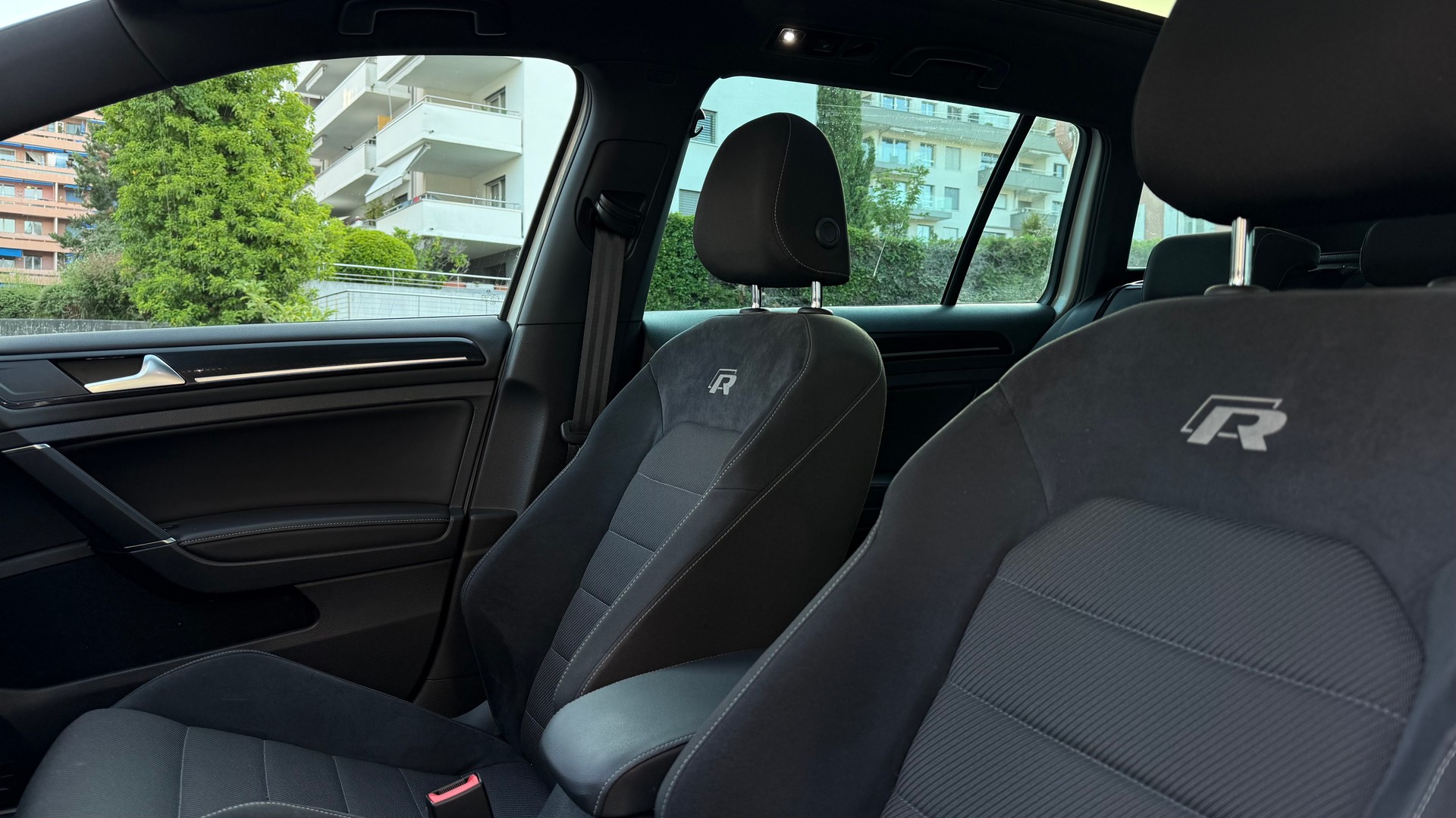 VW Golf Variant 2.0 TSI R 4Motion DSG-image-4