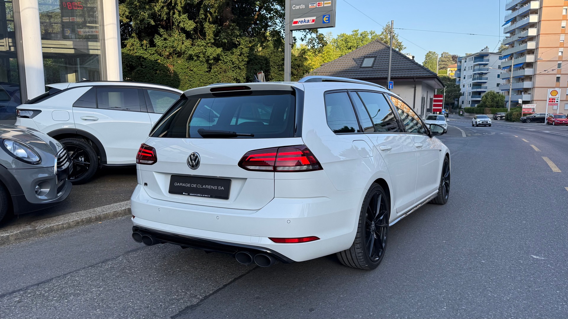 VW Golf Variant 2.0 TSI R 4Motion DSG-image-1