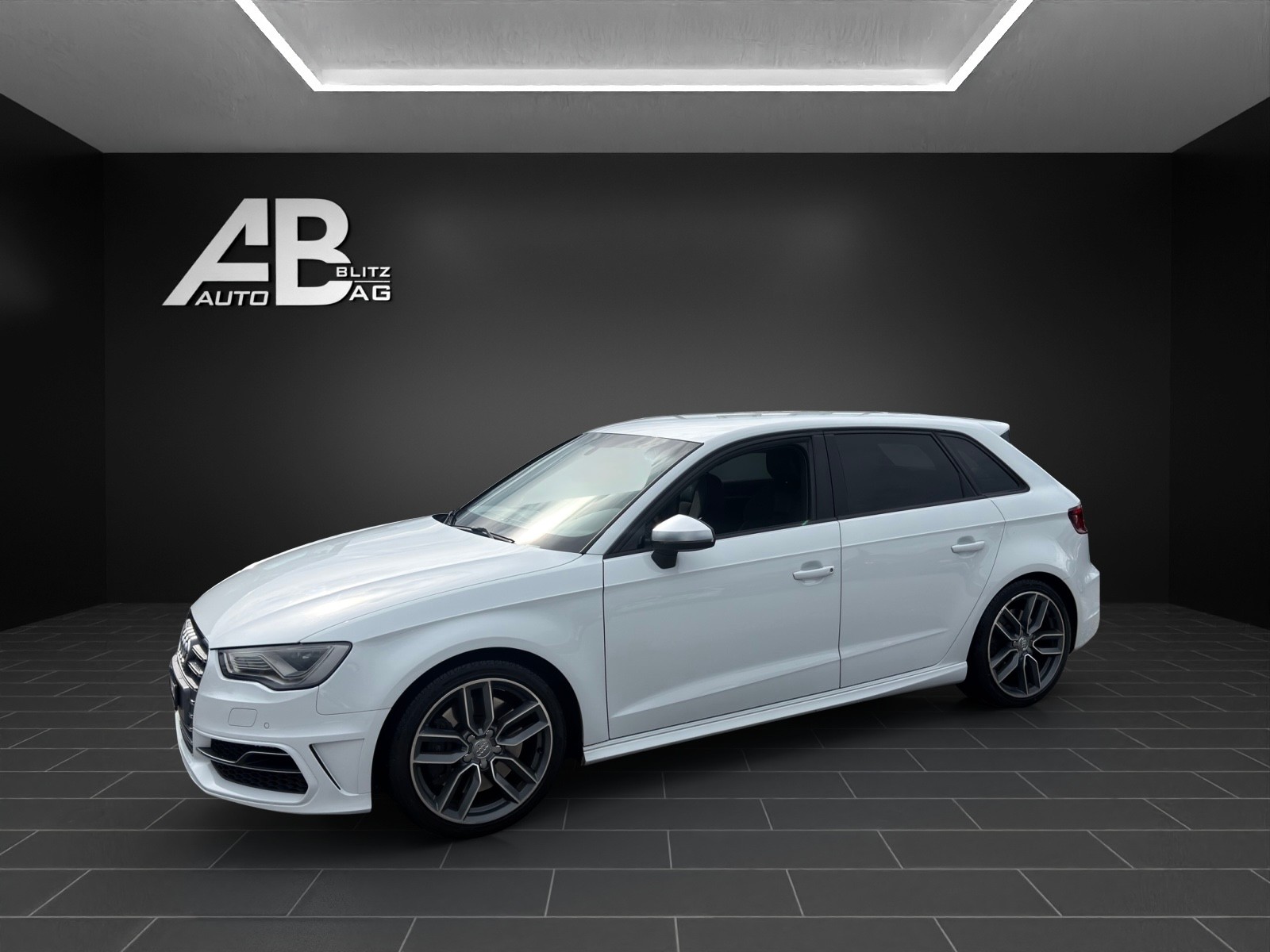 AUDI S3 Sportback 2.0 TFSI quattro S-tronic mit 301 PS-showroom-element-1