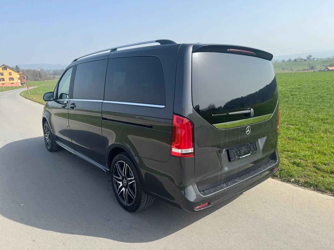 MERCEDES-BENZ V 300 d lang Swiss Edition 4Matic 9G-Tronic AMG Line-image-2