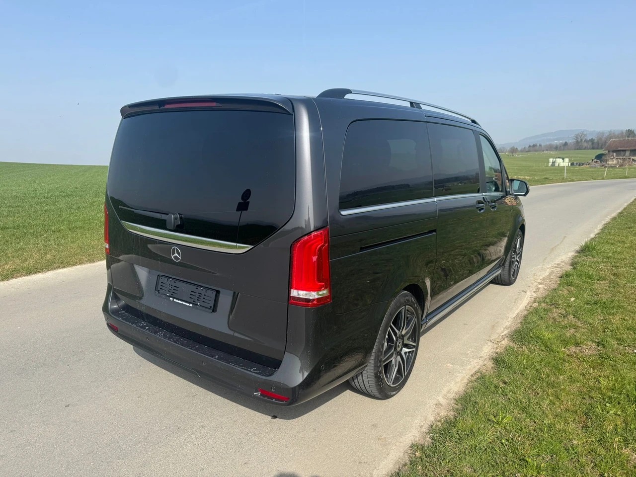 MERCEDES-BENZ V 300 d lang Swiss Edition 4Matic 9G-Tronic AMG Line-image-3