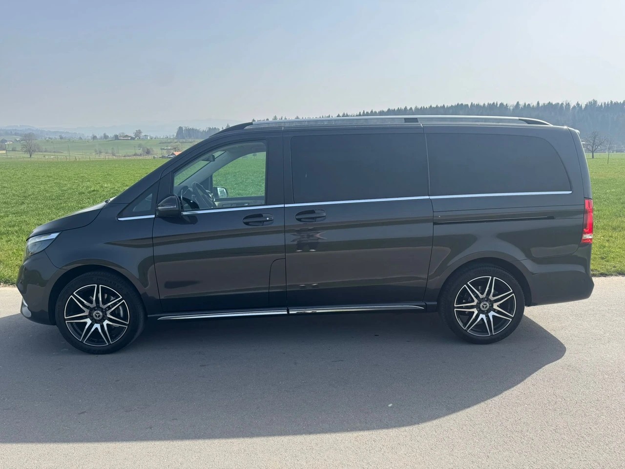 MERCEDES-BENZ V 300 d lang Swiss Edition 4Matic 9G-Tronic AMG Line-image-5