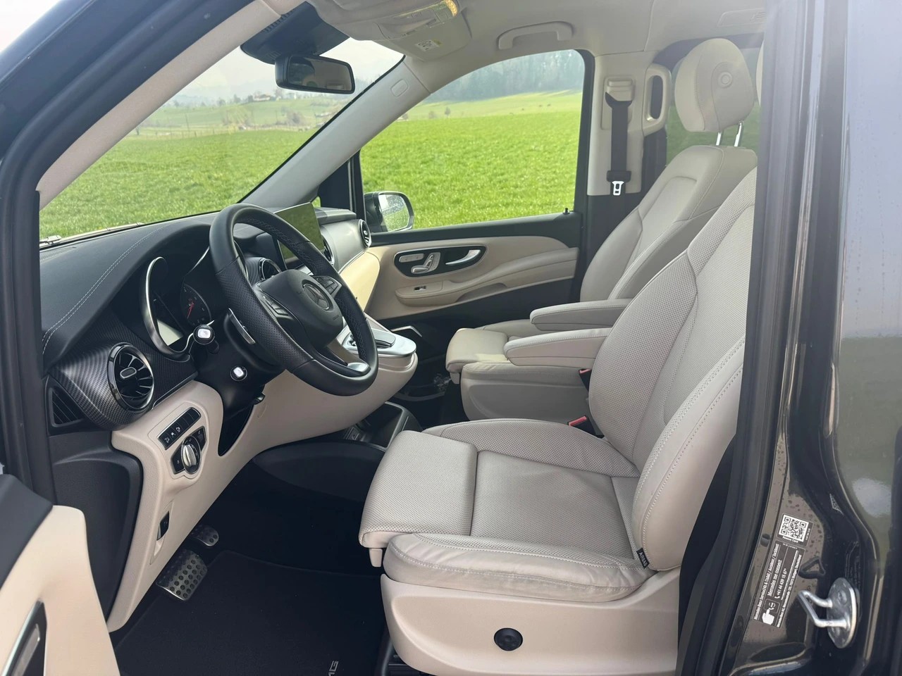 MERCEDES-BENZ V 300 d lang Swiss Edition 4Matic 9G-Tronic AMG Line-image-6