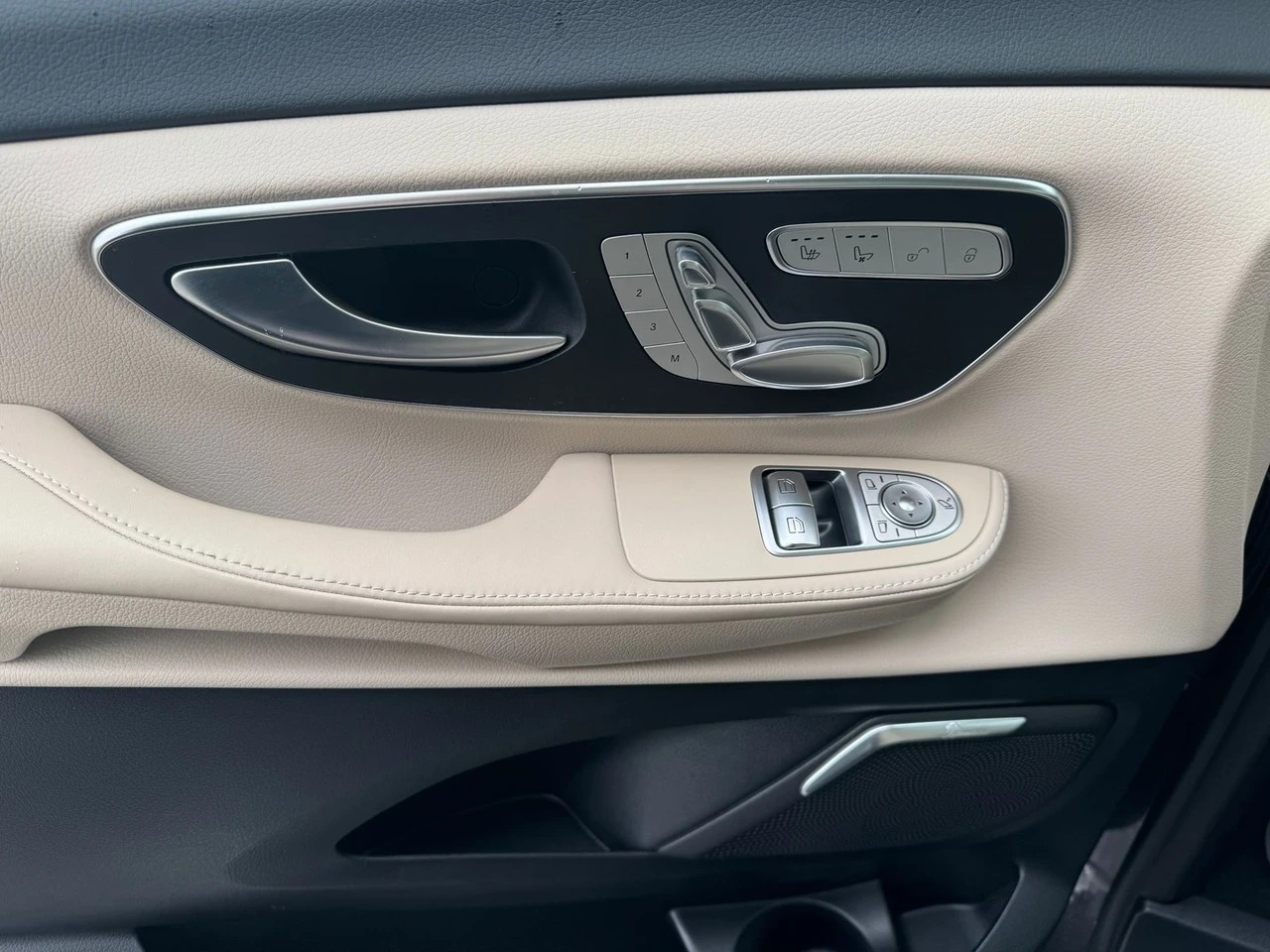 MERCEDES-BENZ V 300 d lang Swiss Edition 4Matic 9G-Tronic AMG Line-image-7