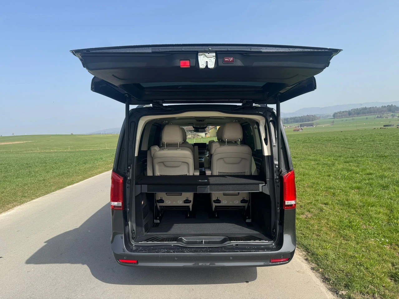MERCEDES-BENZ V 300 d lang Swiss Edition 4Matic 9G-Tronic AMG Line-image-4