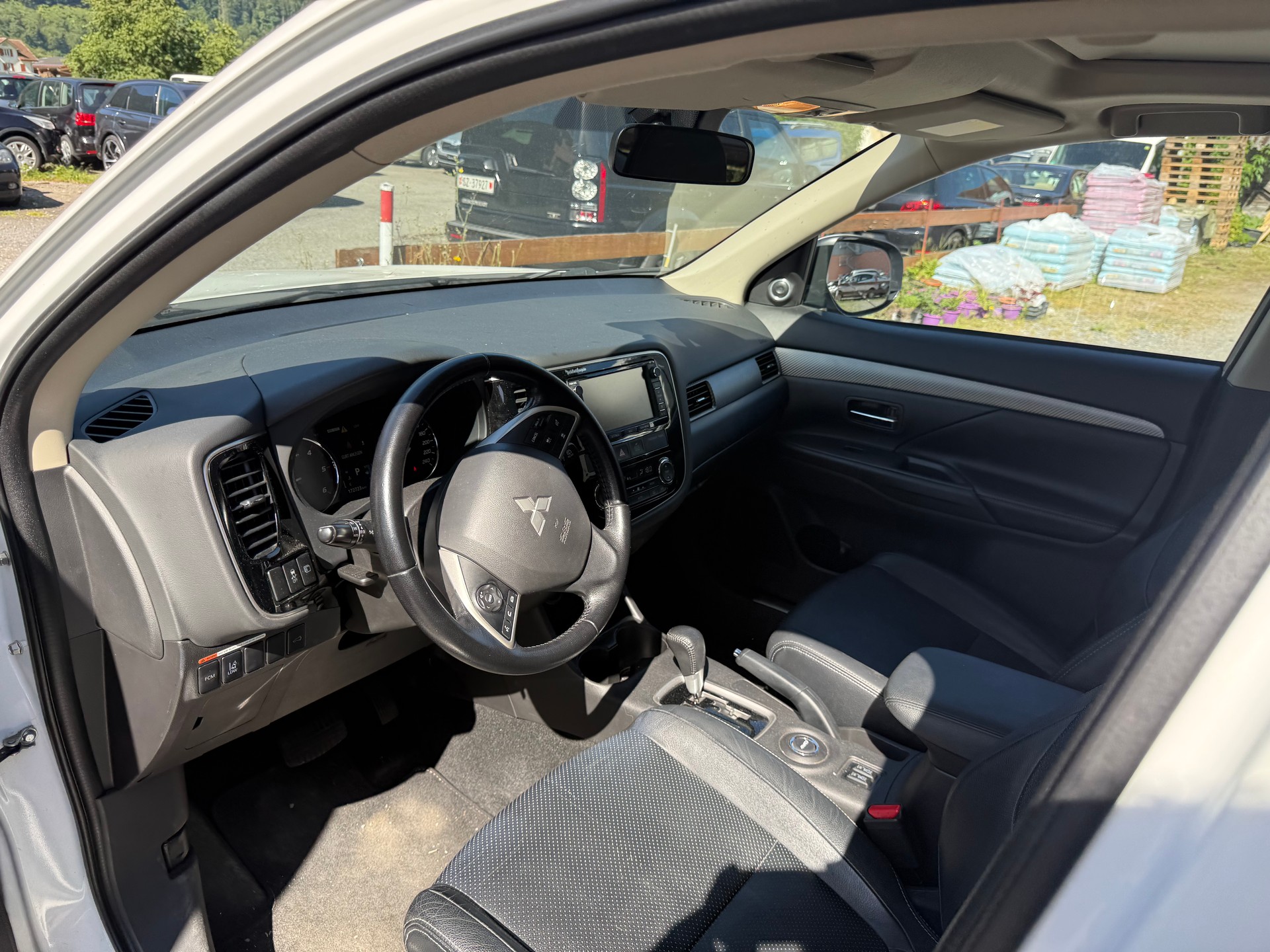 MITSUBISHI Outlander 2.2 DID Navigator Safety 4WD Automatic-image-5