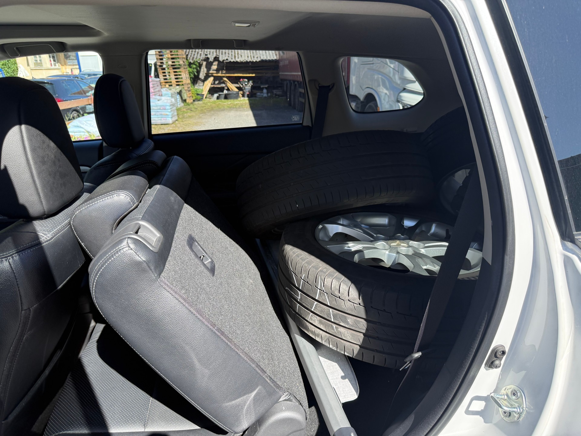 MITSUBISHI Outlander 2.2 DID Navigator Safety 4WD Automatic-image-3
