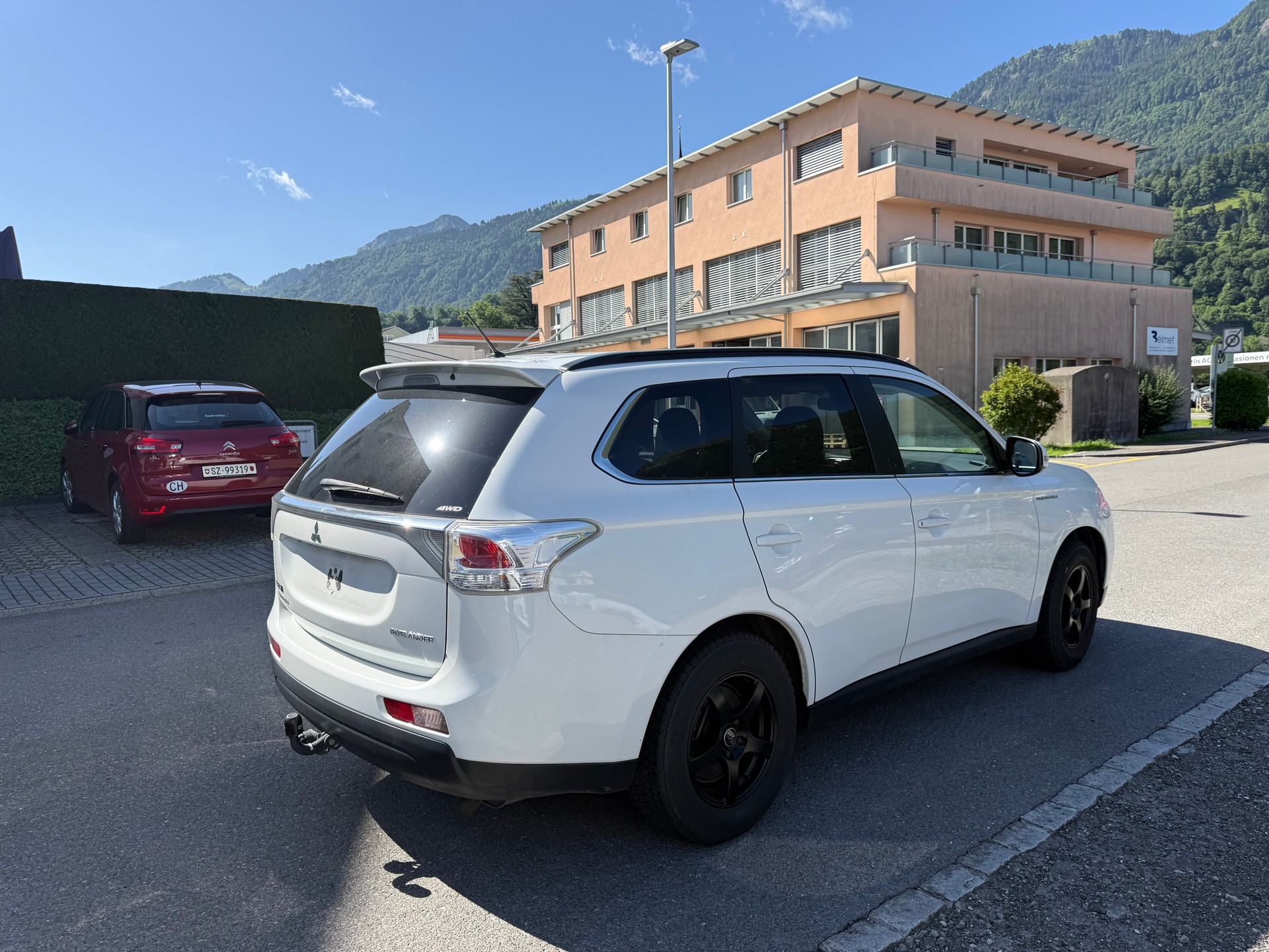 MITSUBISHI Outlander 2.2 DID Navigator Safety 4WD Automatic-image-2
