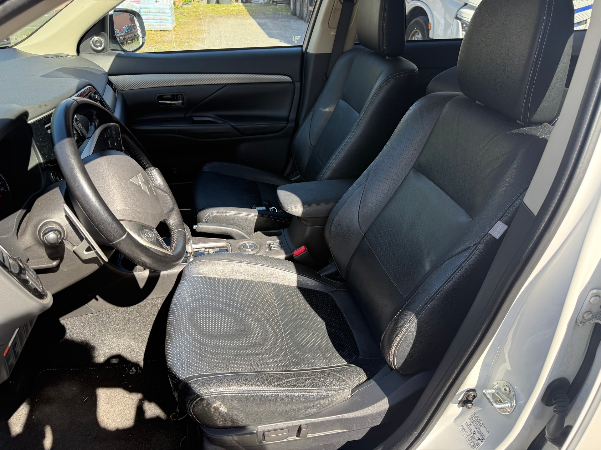 MITSUBISHI Outlander 2.2 DID Navigator Safety 4WD Automatic-image-4