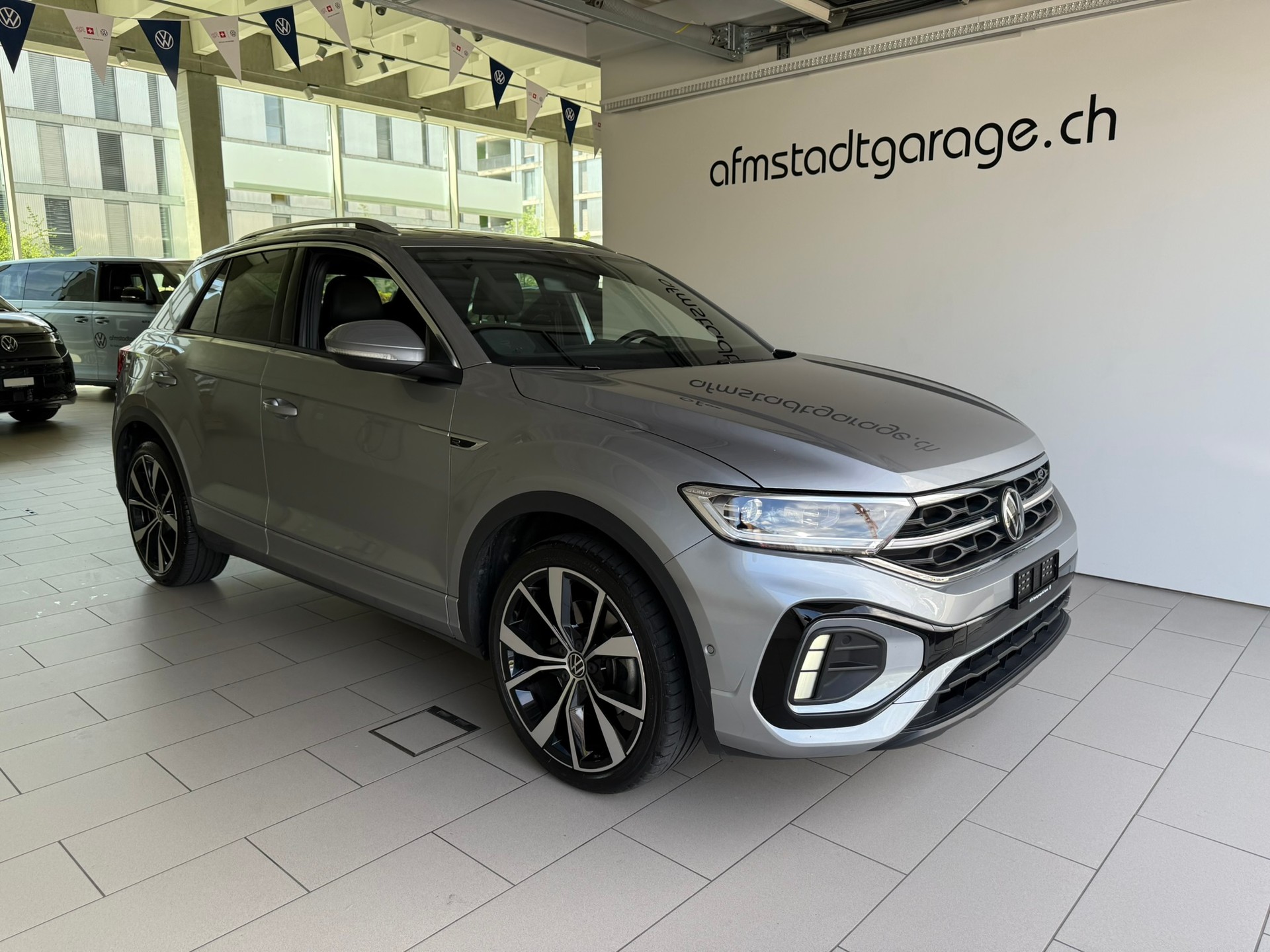 VW T-Roc 2.0 TSI R-Line DSG 4Motion-image-0