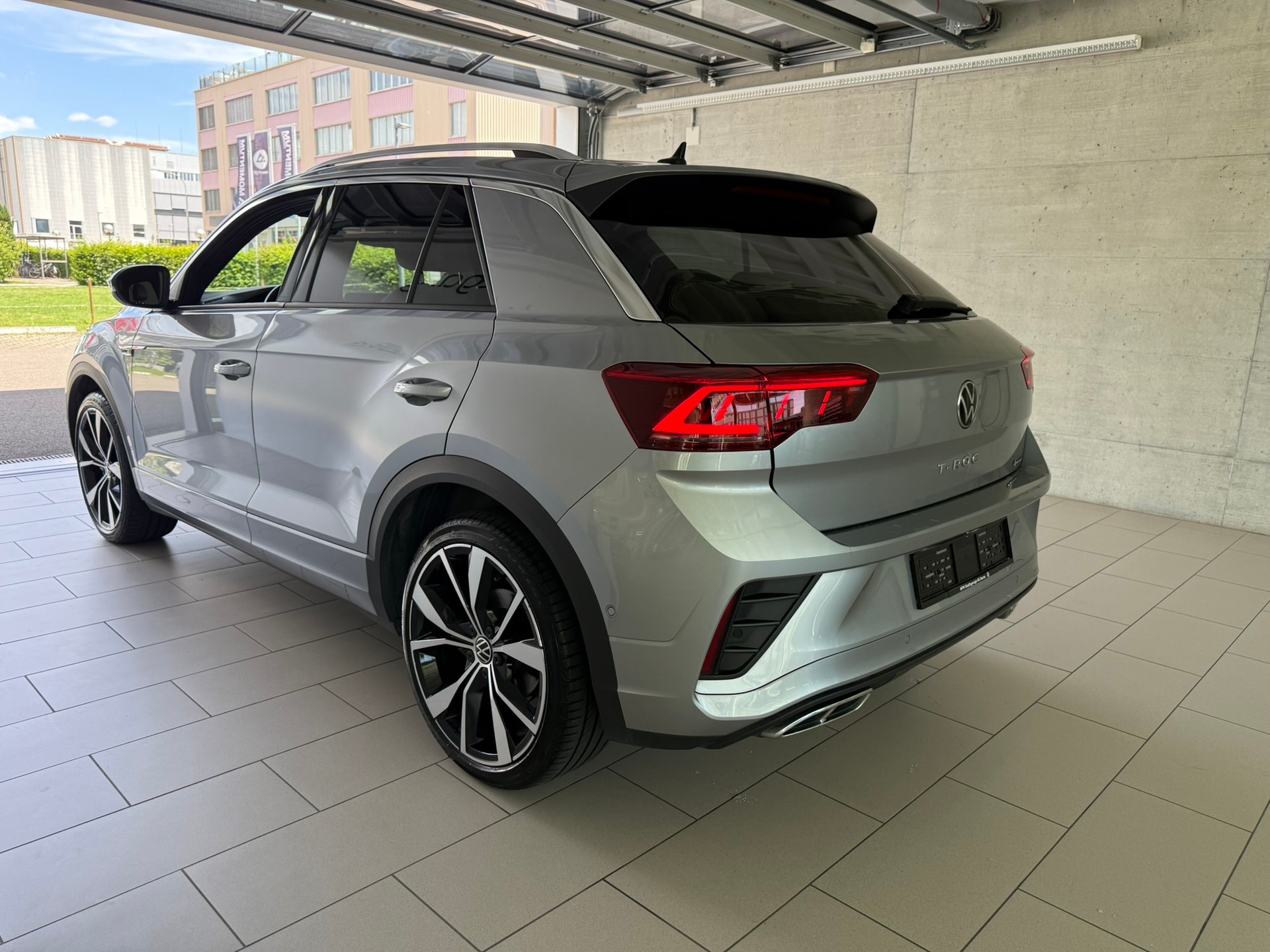 VW T-Roc 2.0 TSI R-Line DSG 4Motion-image-3