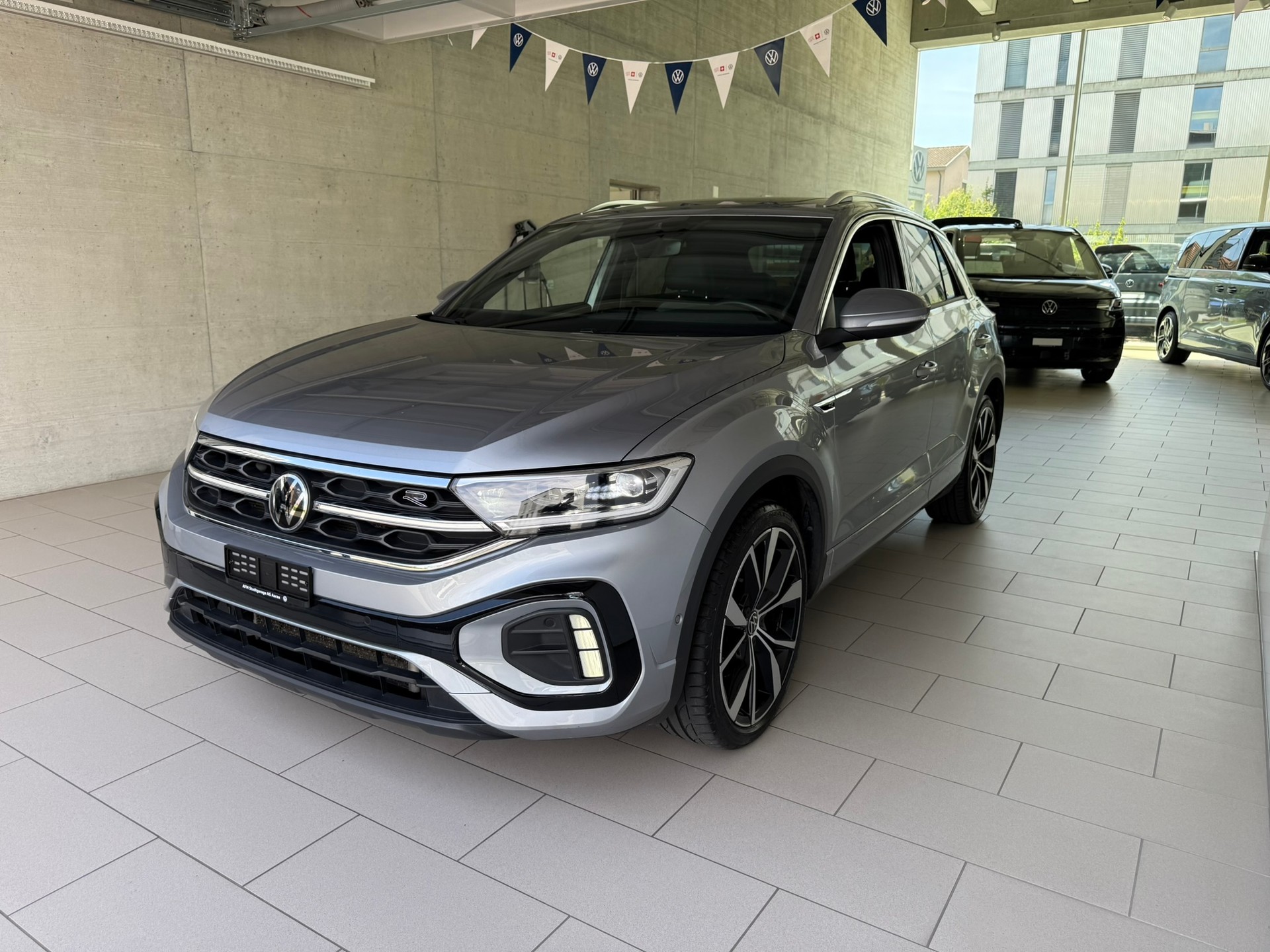 VW T-Roc 2.0 TSI R-Line DSG 4Motion-image-2