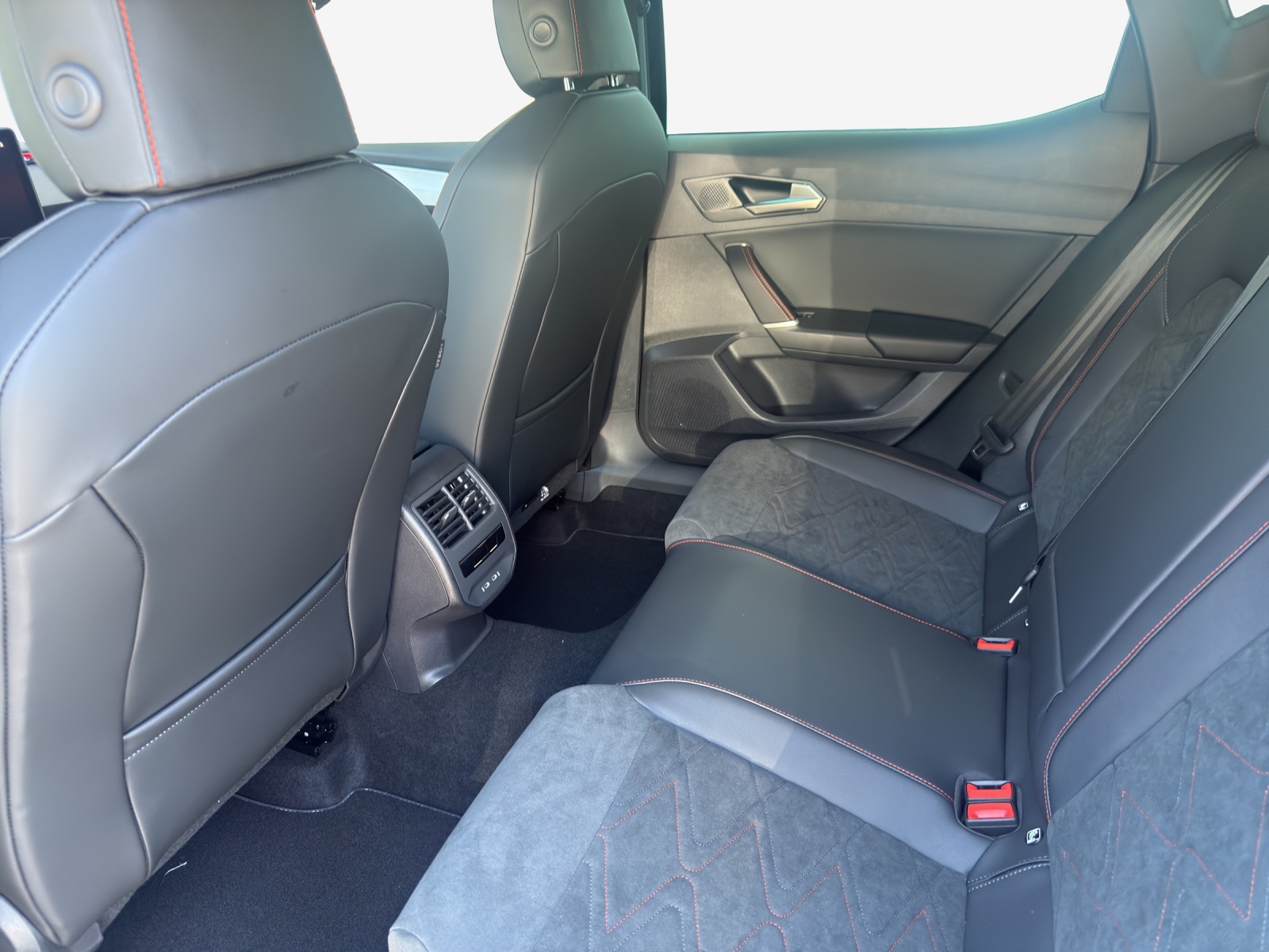 SEAT Leon 1.5 eTSI mHEV DSG FR-image-11