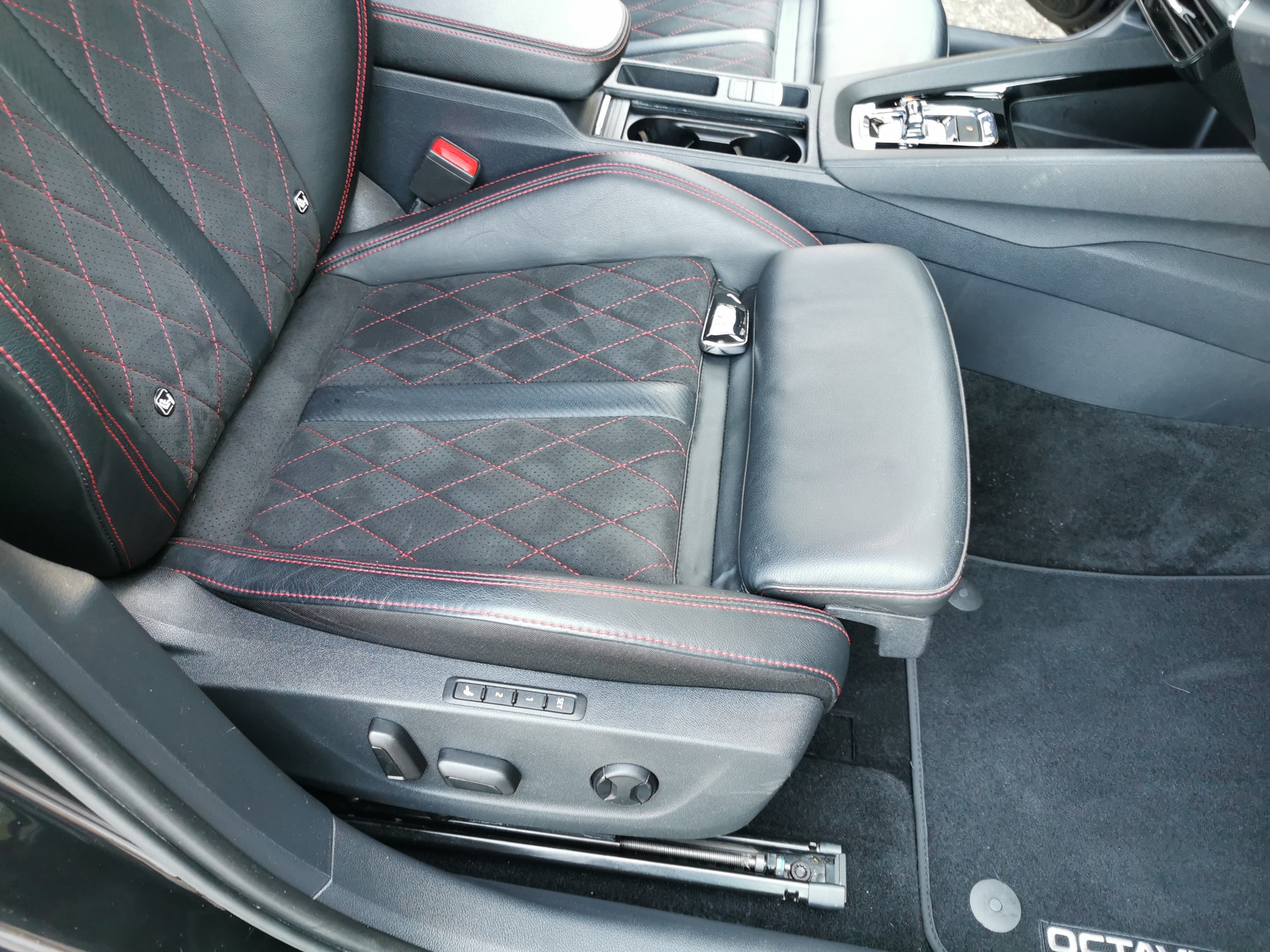 SKODA Octavia Combi 2.0 TDI DSG RS 4x4-image-6