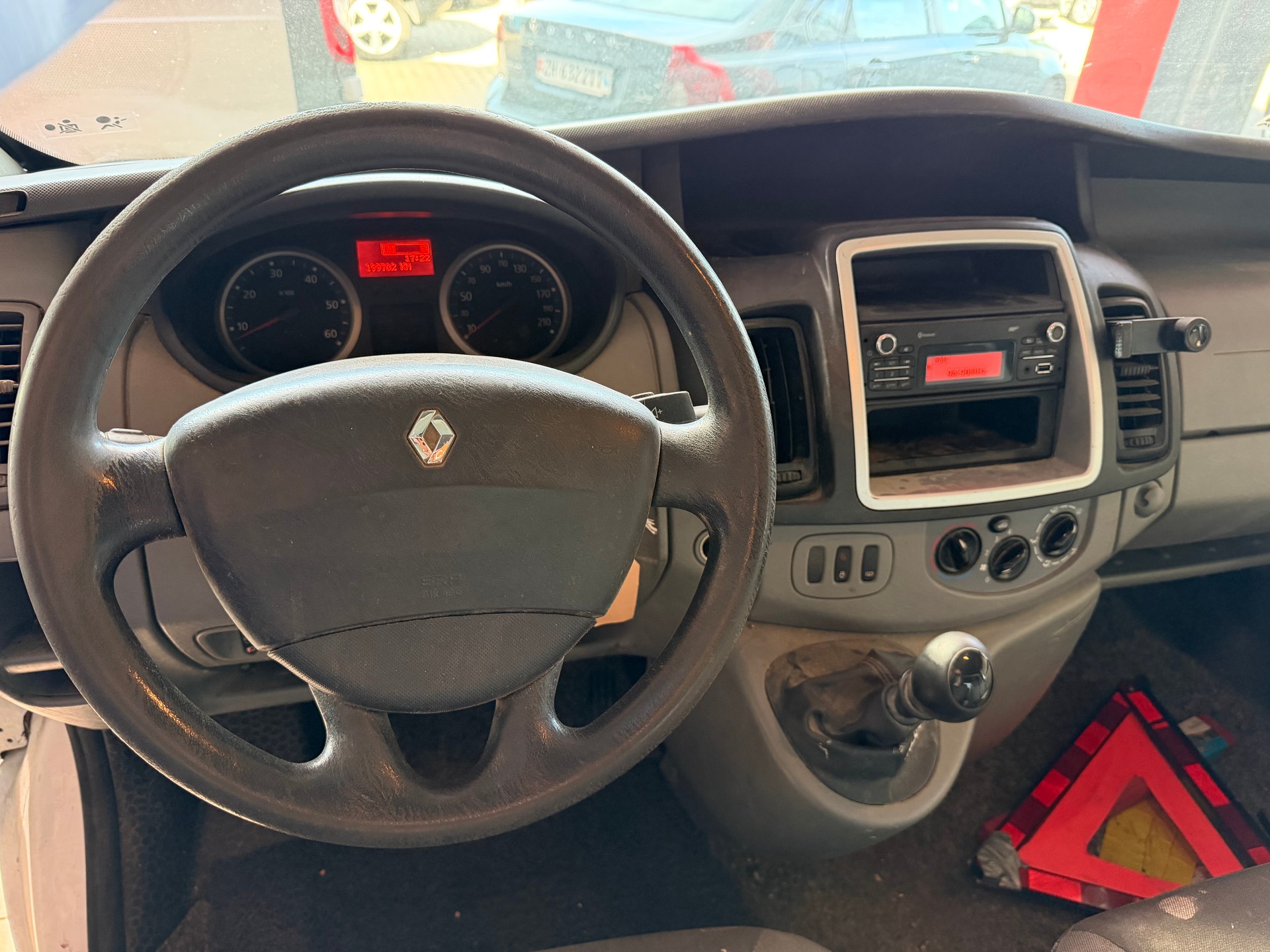RENAULT Trafic 2.0 dCi 115 2.9t L1H1-image-6
