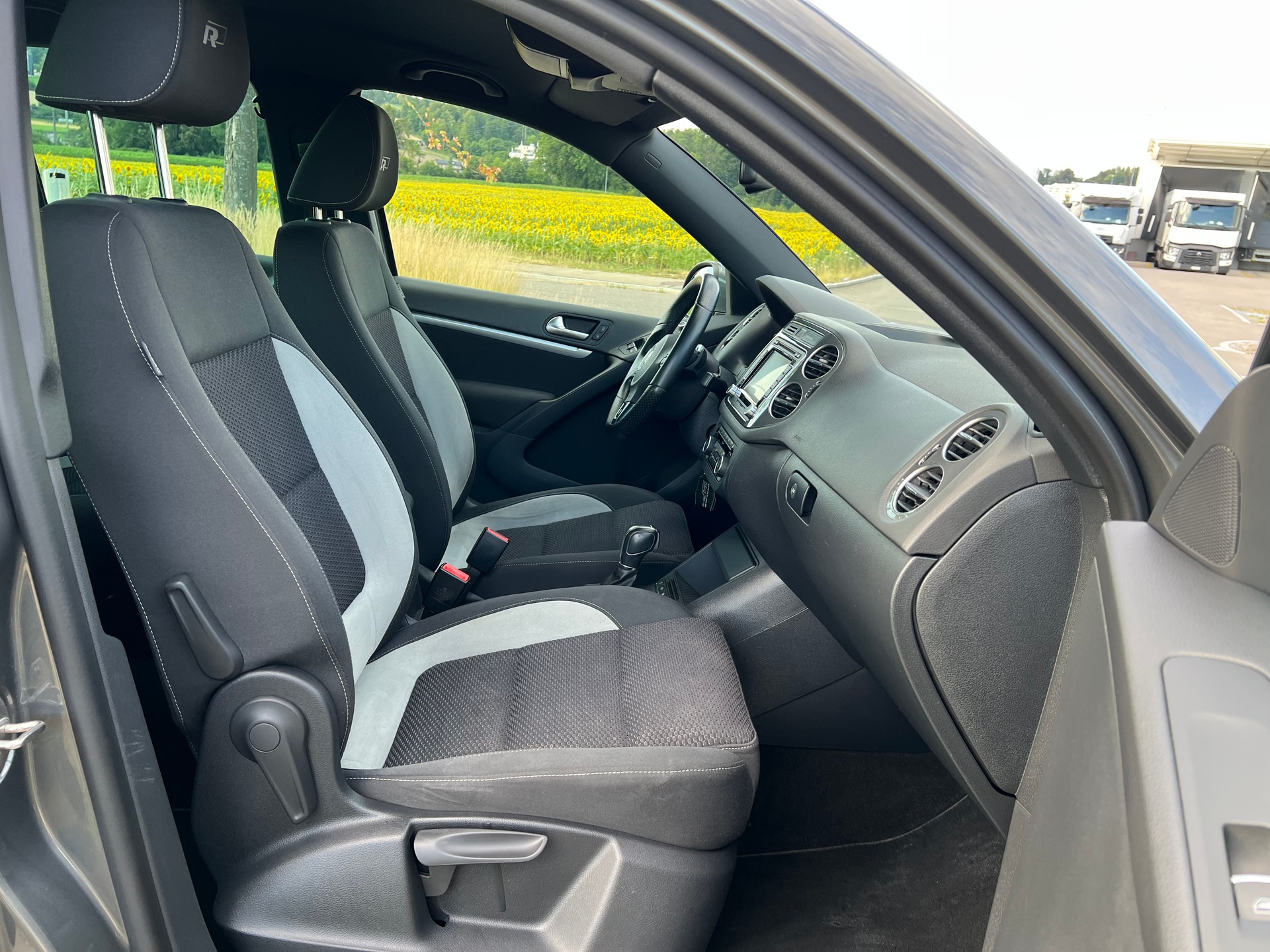 VW Tiguan 2.0 TSI Cup R-Line 4Motion DSG* 211 PS-image-25