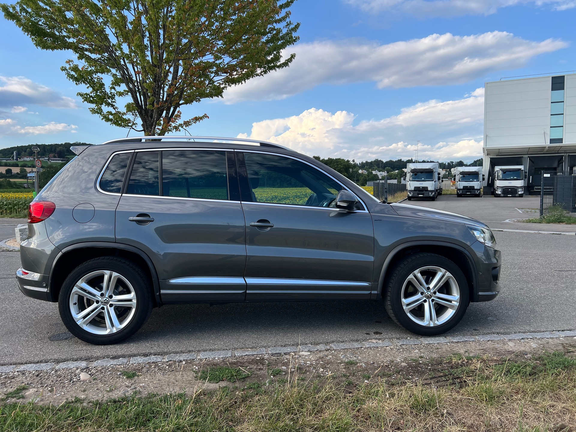VW Tiguan 2.0 TSI Cup R-Line 4Motion DSG* 211 PS-image-16