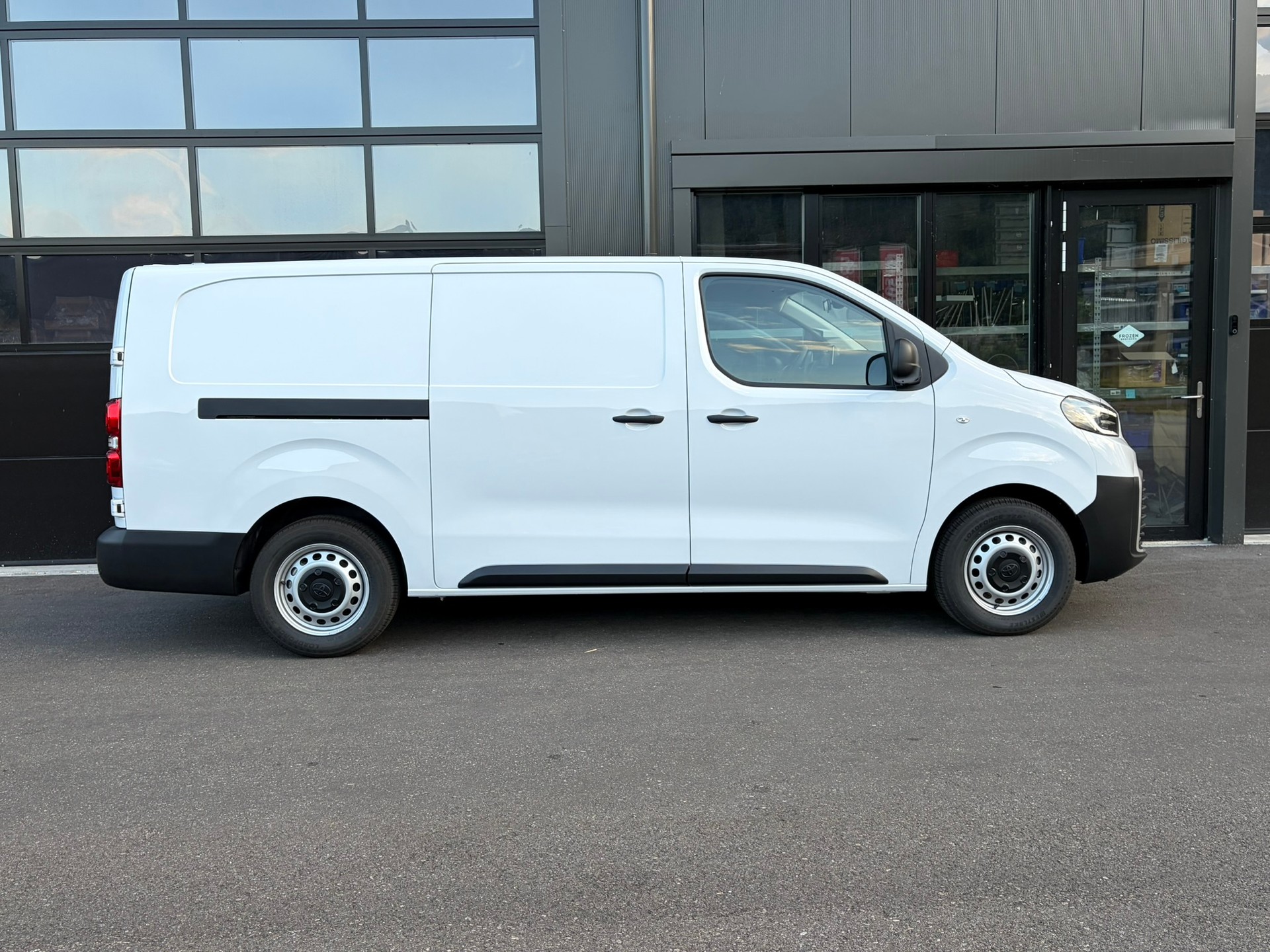 TOYOTA Proace EV 75kWh Medium Active-image-1