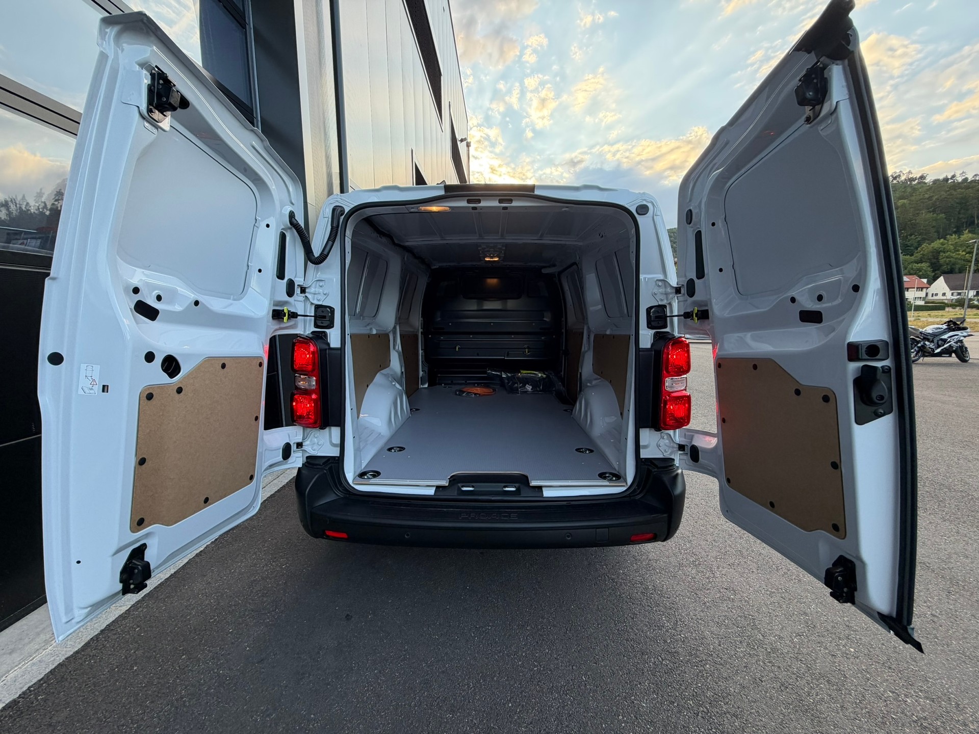 TOYOTA Proace EV 75kWh Medium Active-image-8