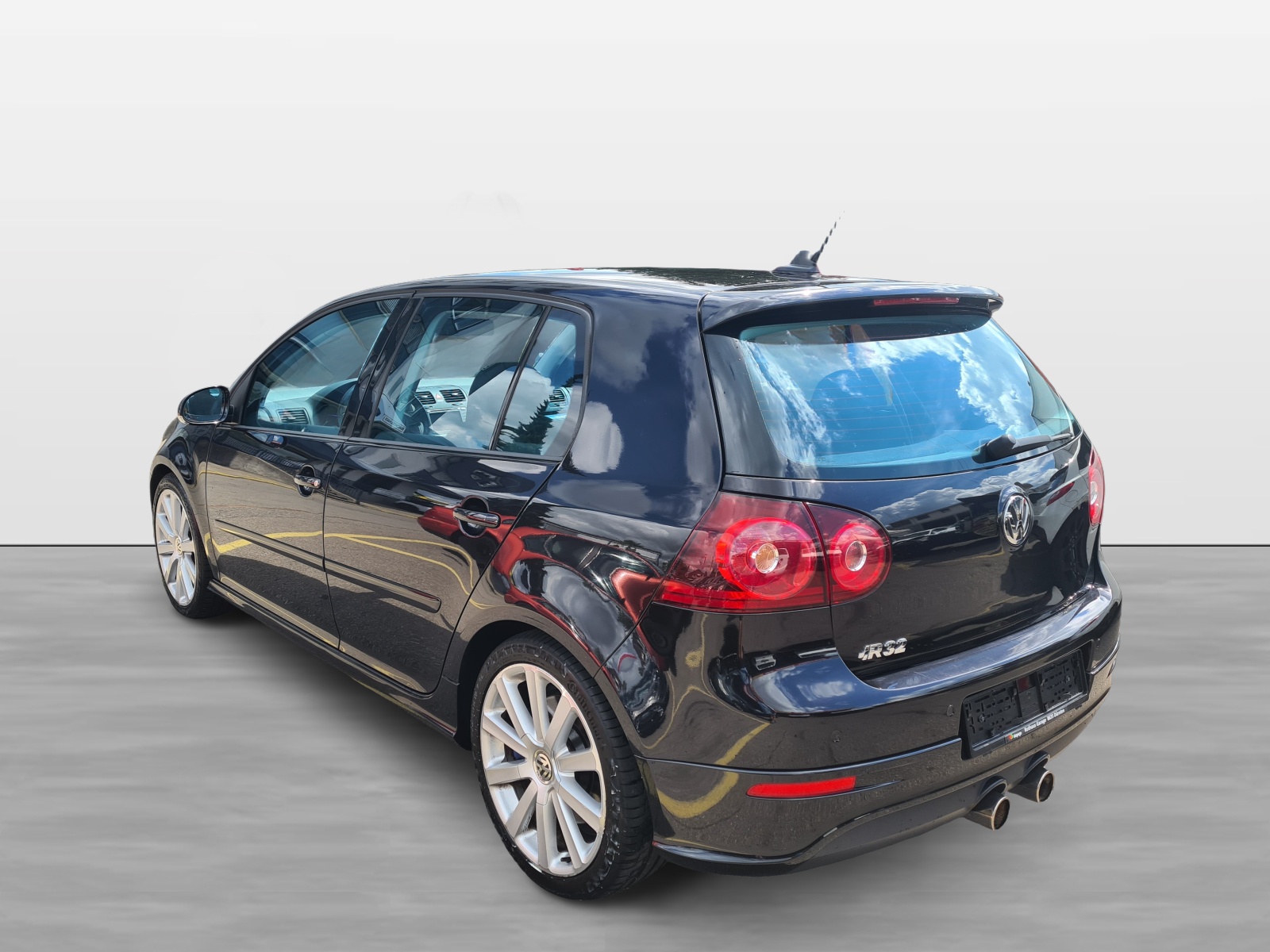 VW Golf R32 4Motion-image-4