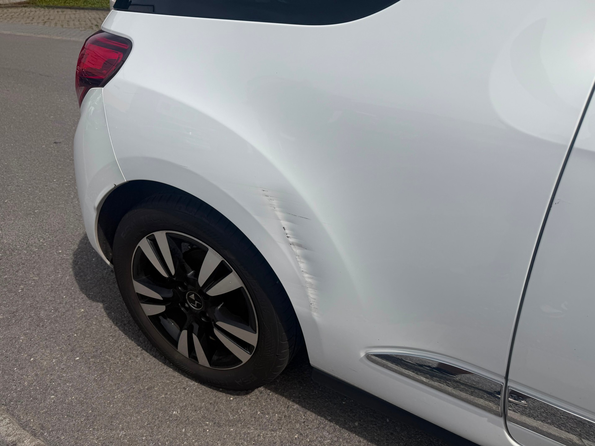 DS AUTOMOBILES DS3 1.2 PureTech SO Irresistible-image-3