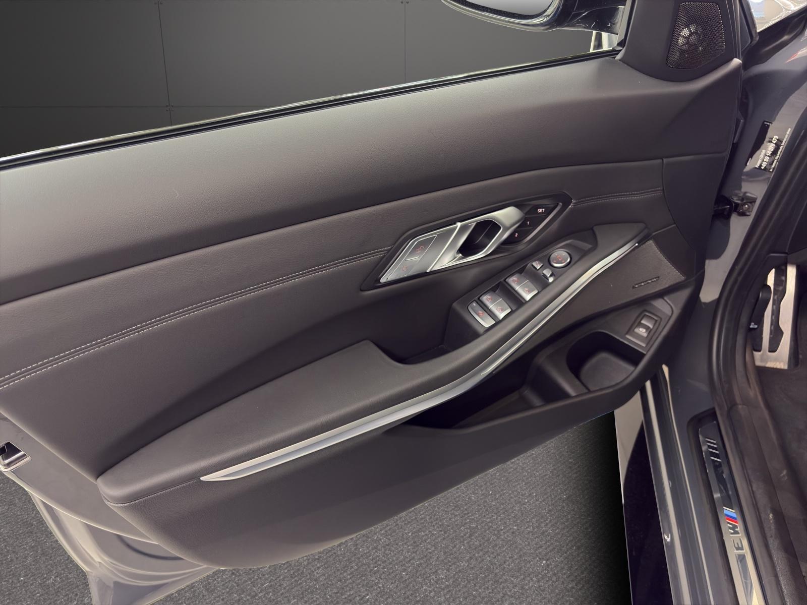 BMW M3 Competition xDrive Touring-image-12