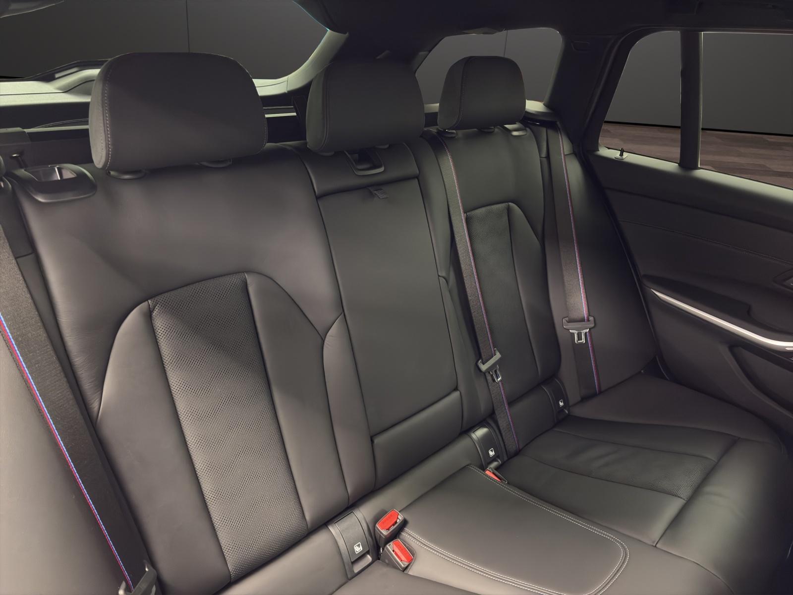 BMW M3 Competition xDrive Touring-image-16