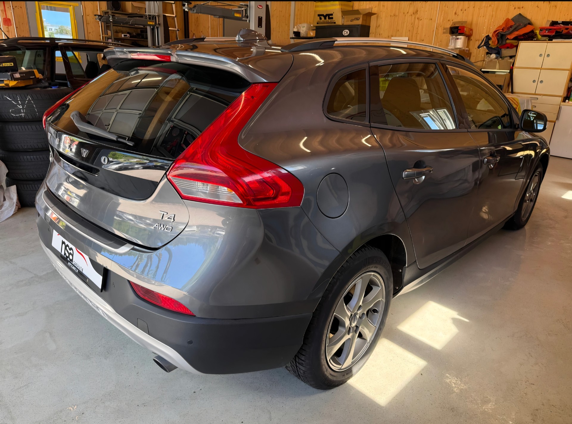 VOLVO V40 Cross Country T4 2.0 AWD Family Ed. Geartr.-image-3