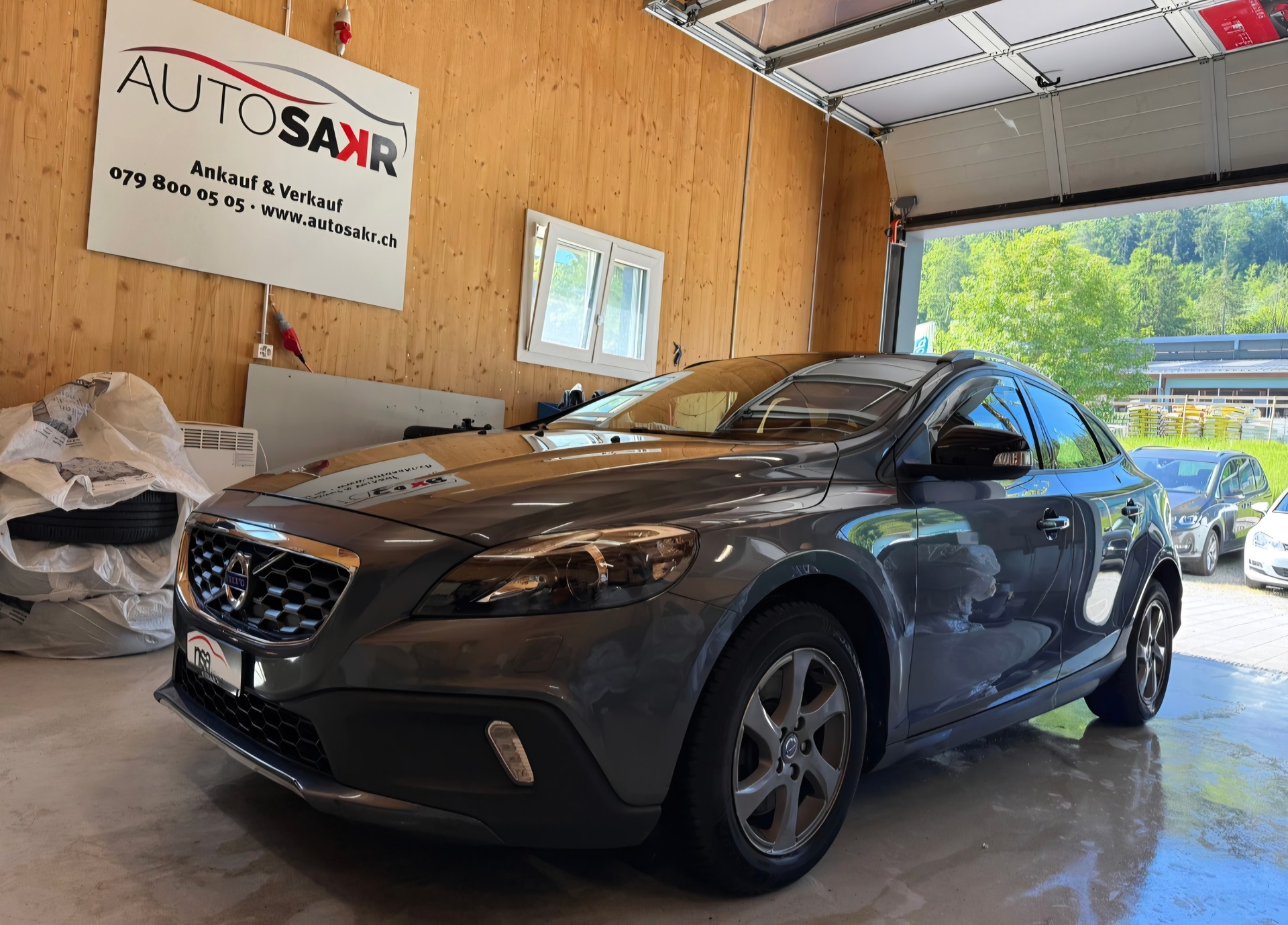 VOLVO V40 Cross Country T4 2.0 AWD Family Ed. Geartr.-image-0
