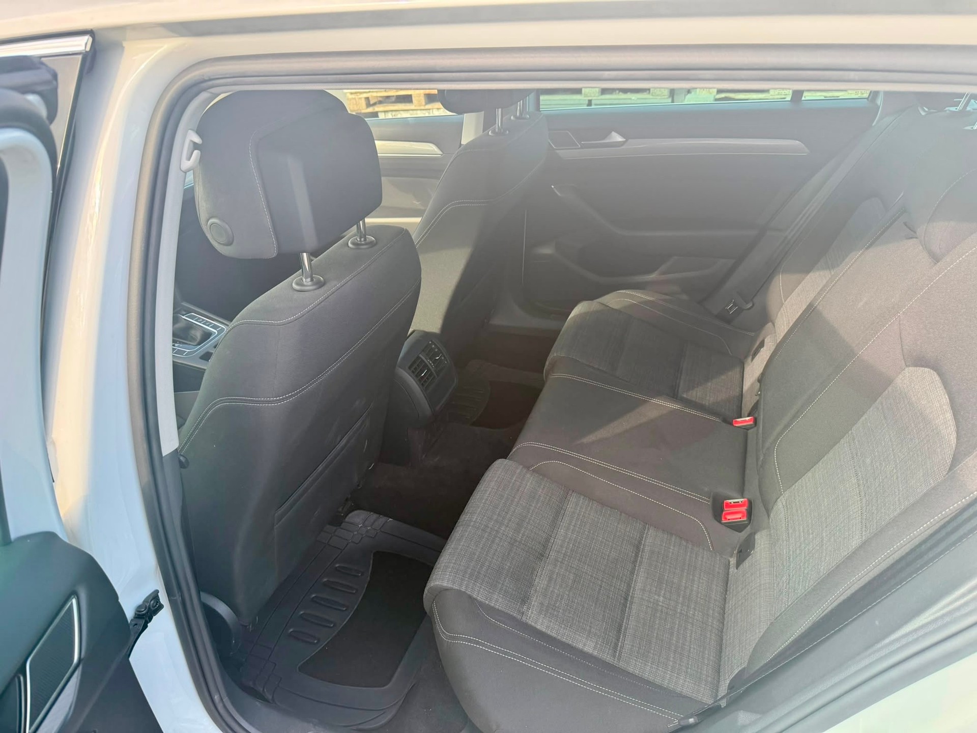 VW Passat 2.0 TDI BMT Business DSG-image-12
